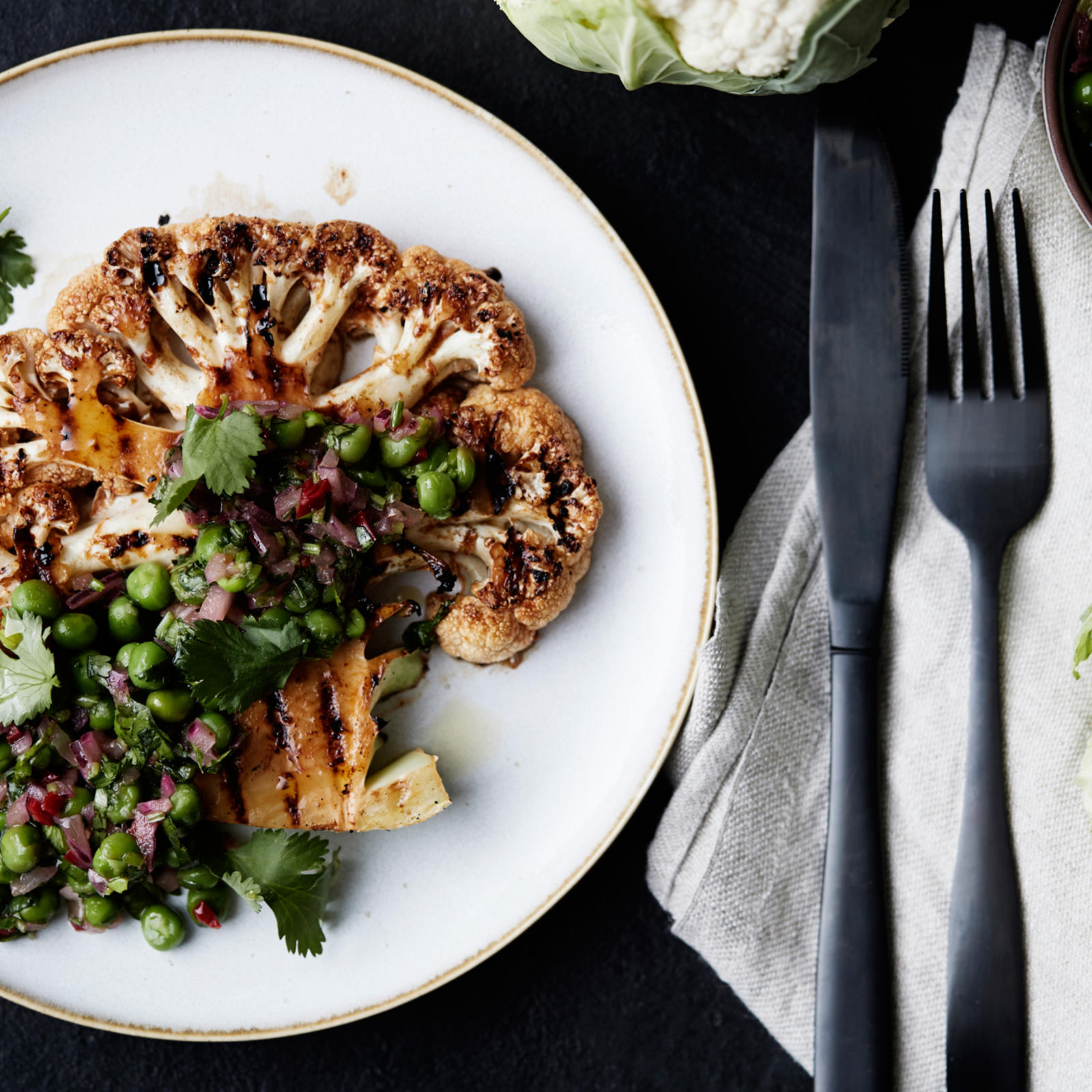 Kukkakaalipihvit ja hernesalsa