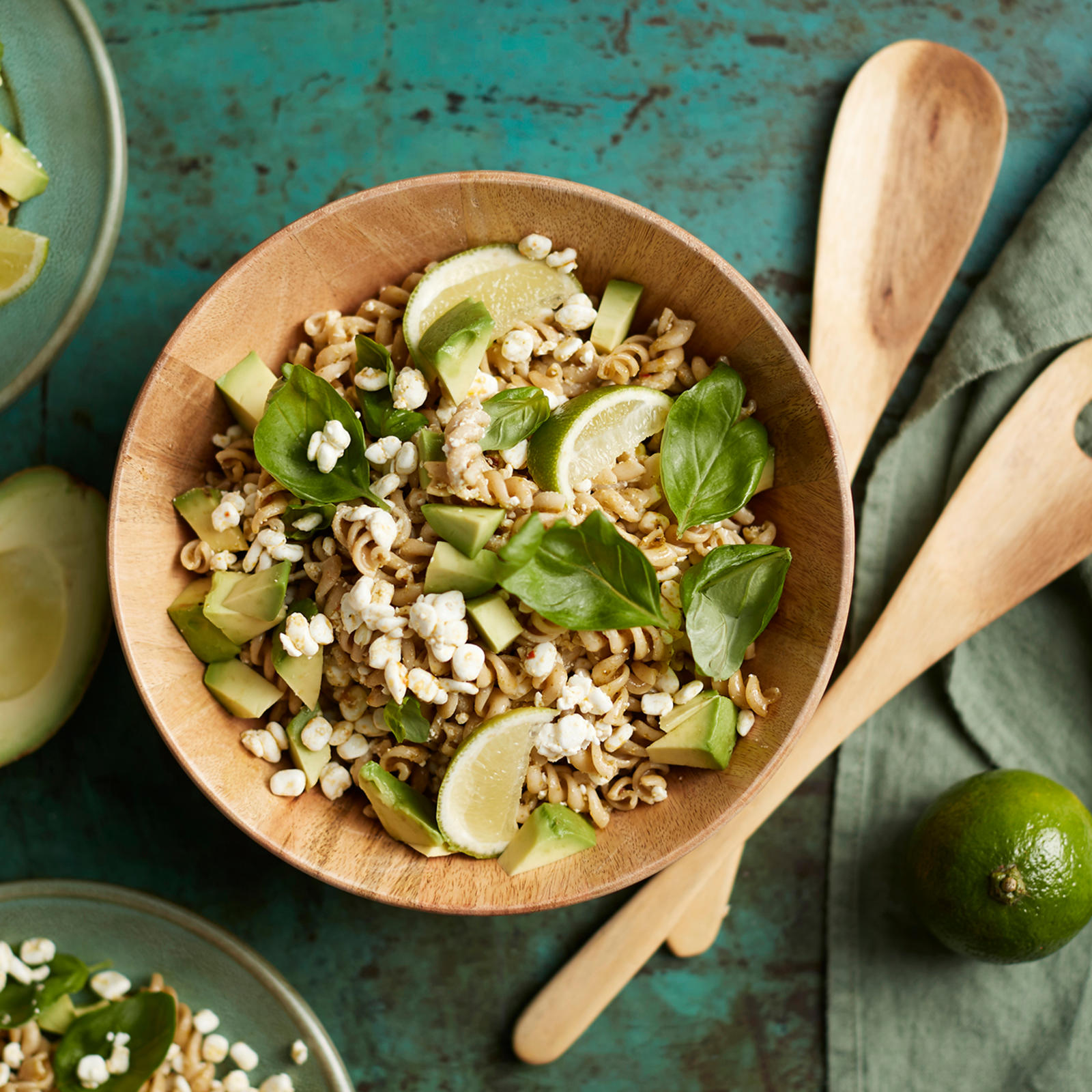 Avokado-pastasalaatti