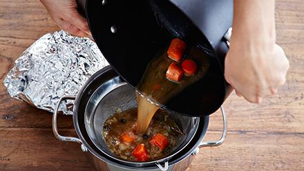 Kääri paisti leivinpaperiin ja sitten folioon. Siivilöi liemi.