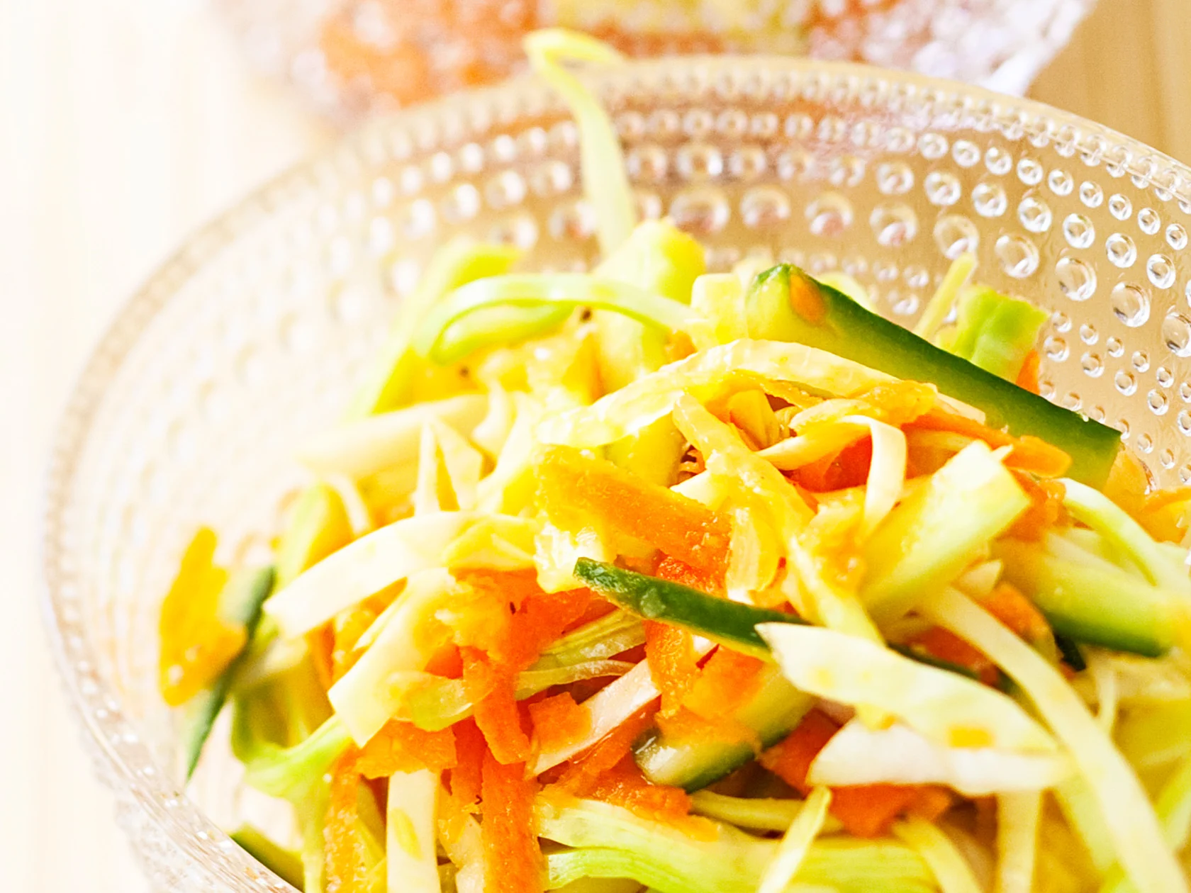 Raikas kaali-ananassalaatti