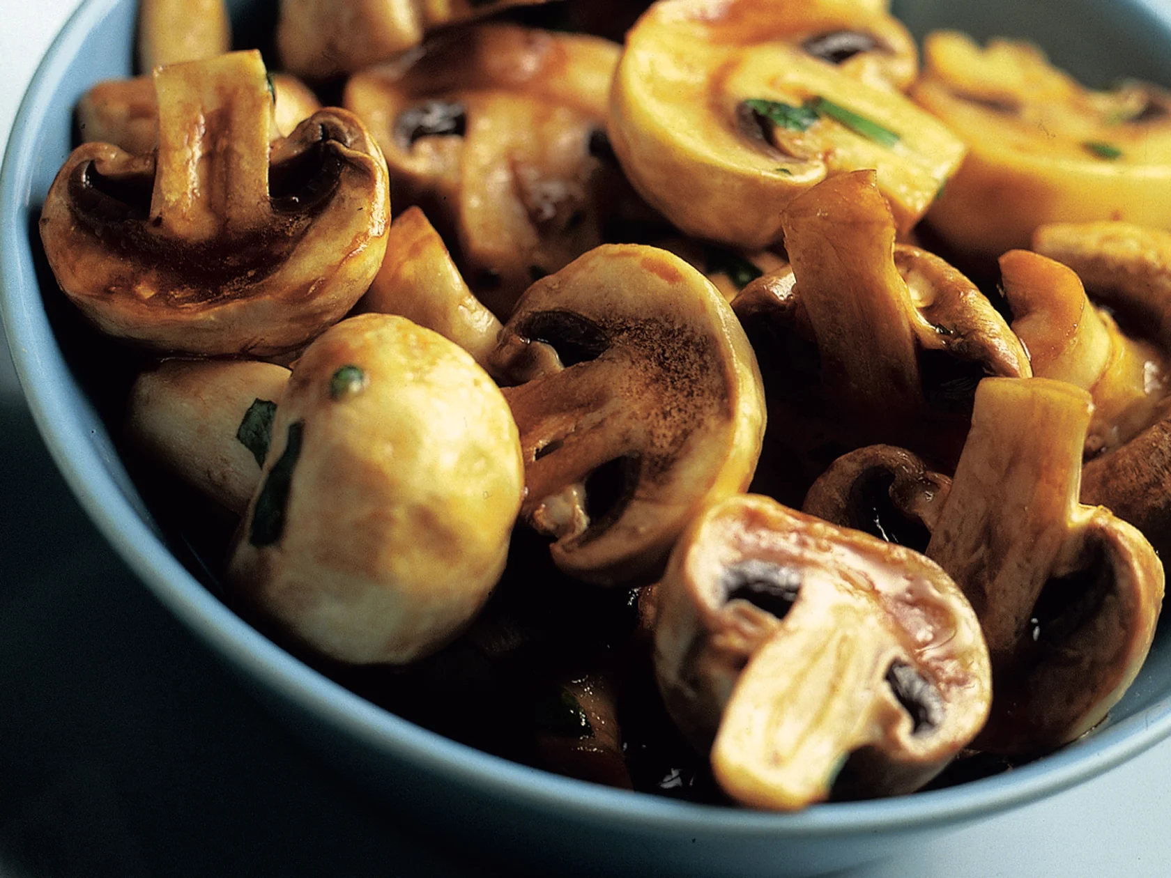 Valkosipulimarinoidut herkkusienet