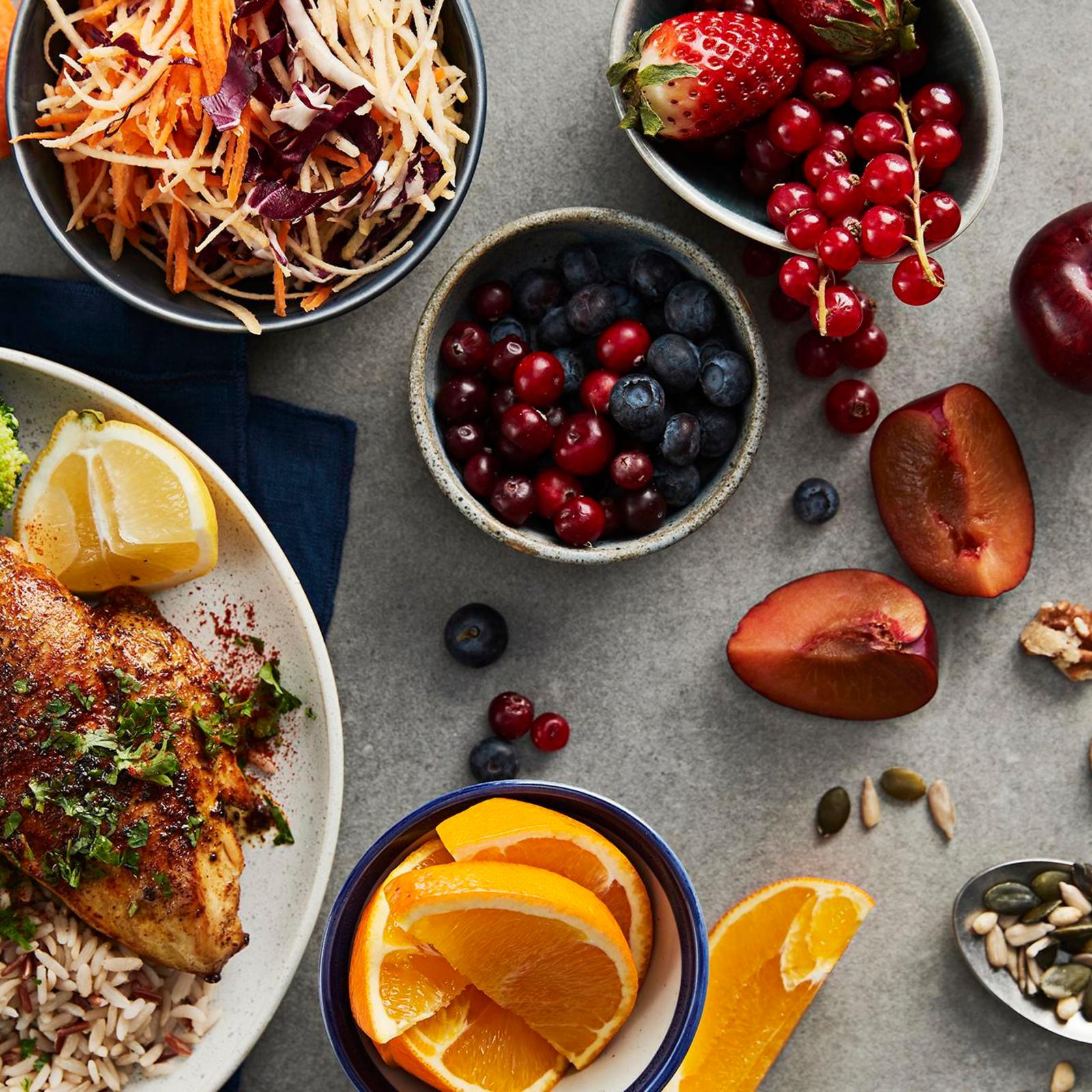 Ammattilaisen vinkit kohtuullisuuteen: Mittaa sopiva annoskoko oman kouran avulla ja syö aina pöydän ääressä