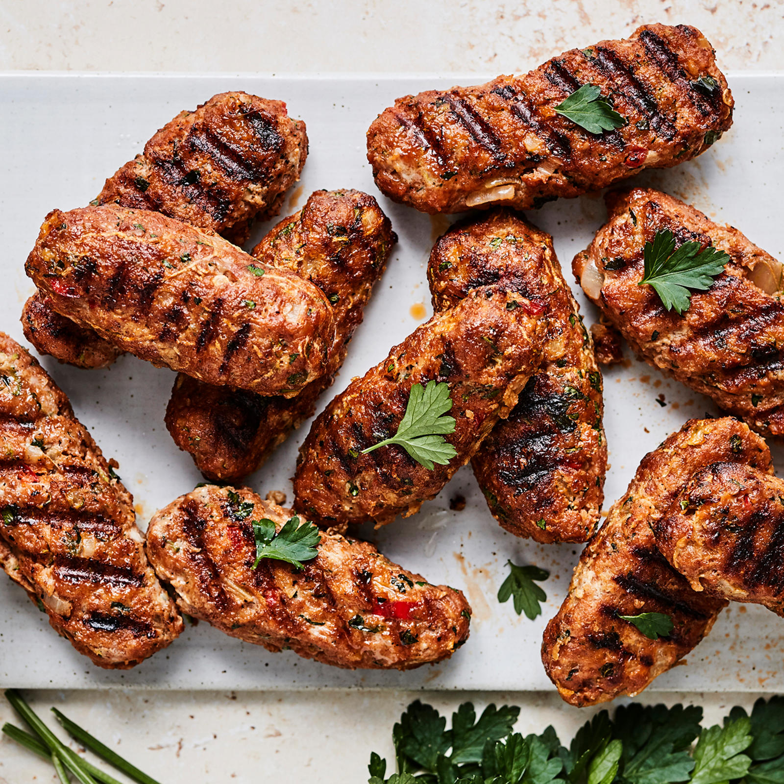 Cevapcicit kesäkurpitsalla