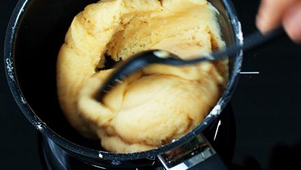 Kuumenna seosta uudelleen ja sekoita samalla puuhaarukalla, kunnes taikina irtoaa pohjasta ja reunoilta. Nosta jäähtymään hetkeksi.