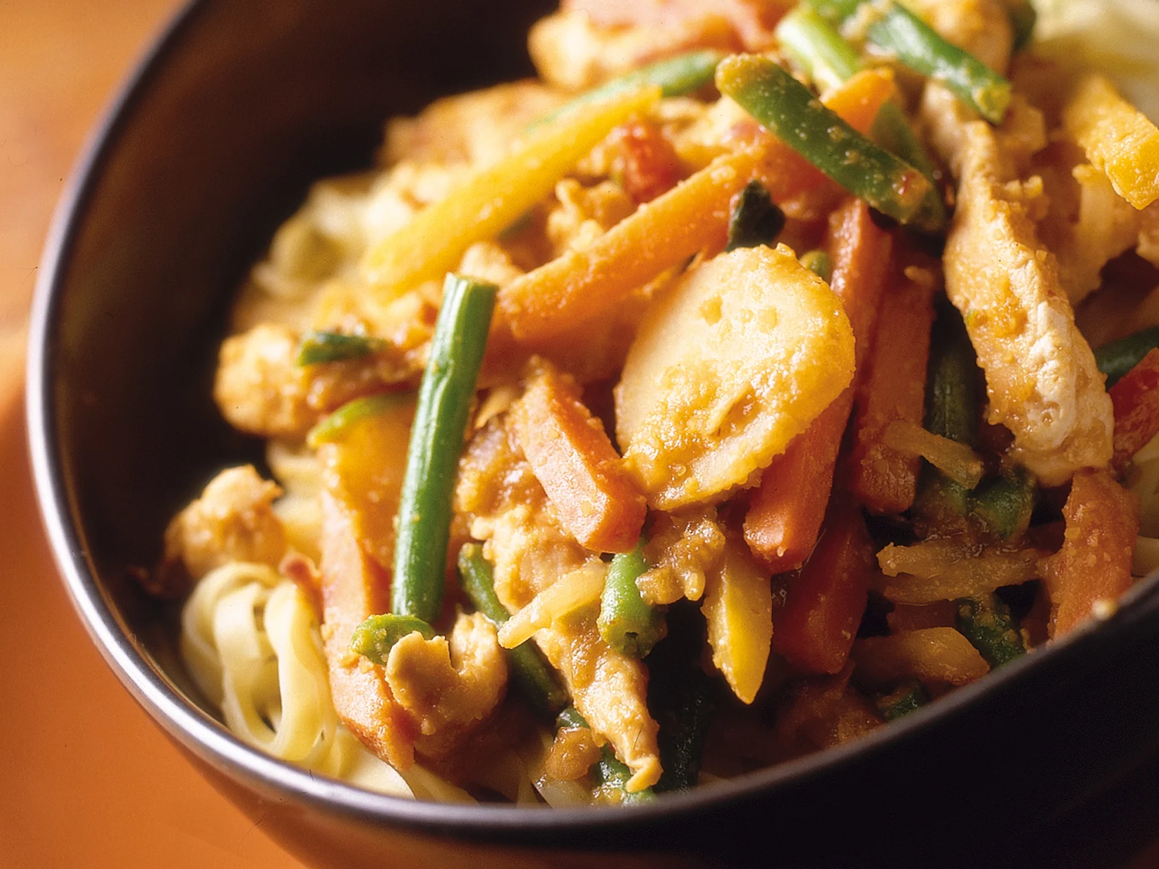 Pähkinäinen broilerivokki ja nuudelit