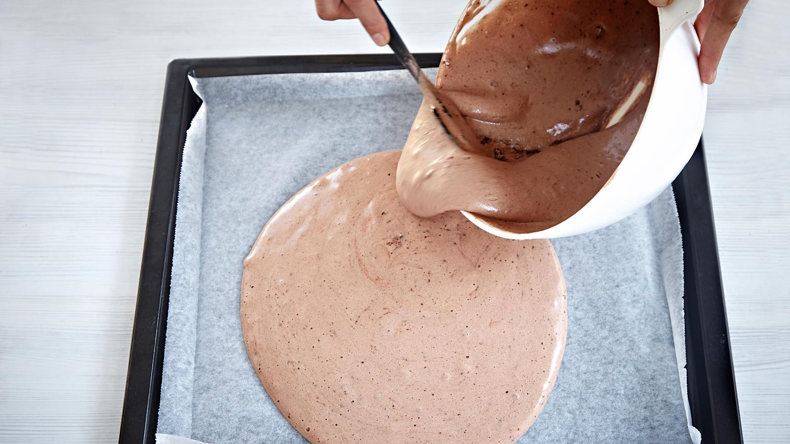 Levitä taikina leivinpaperoidulle uunipellille ja paista 225-asteisen uunin keskitasolla noin 7 minuuttia.