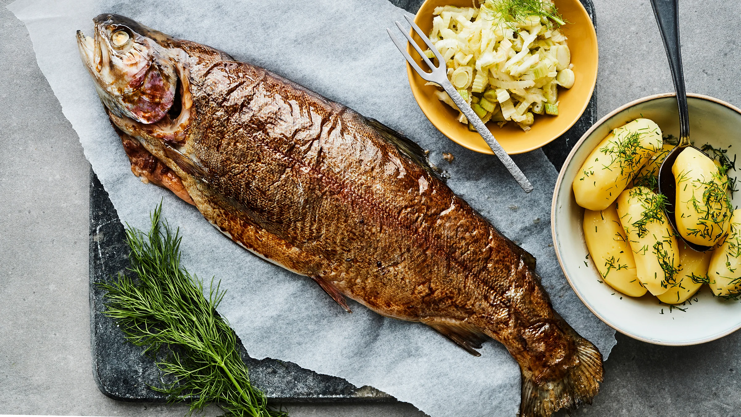 Savustettu lohi ja pikapikkelöity fenkoli