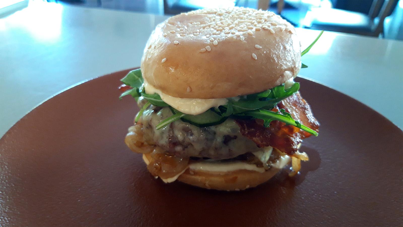 Ehta-burgerissa on piparjuurimajoneesia.
