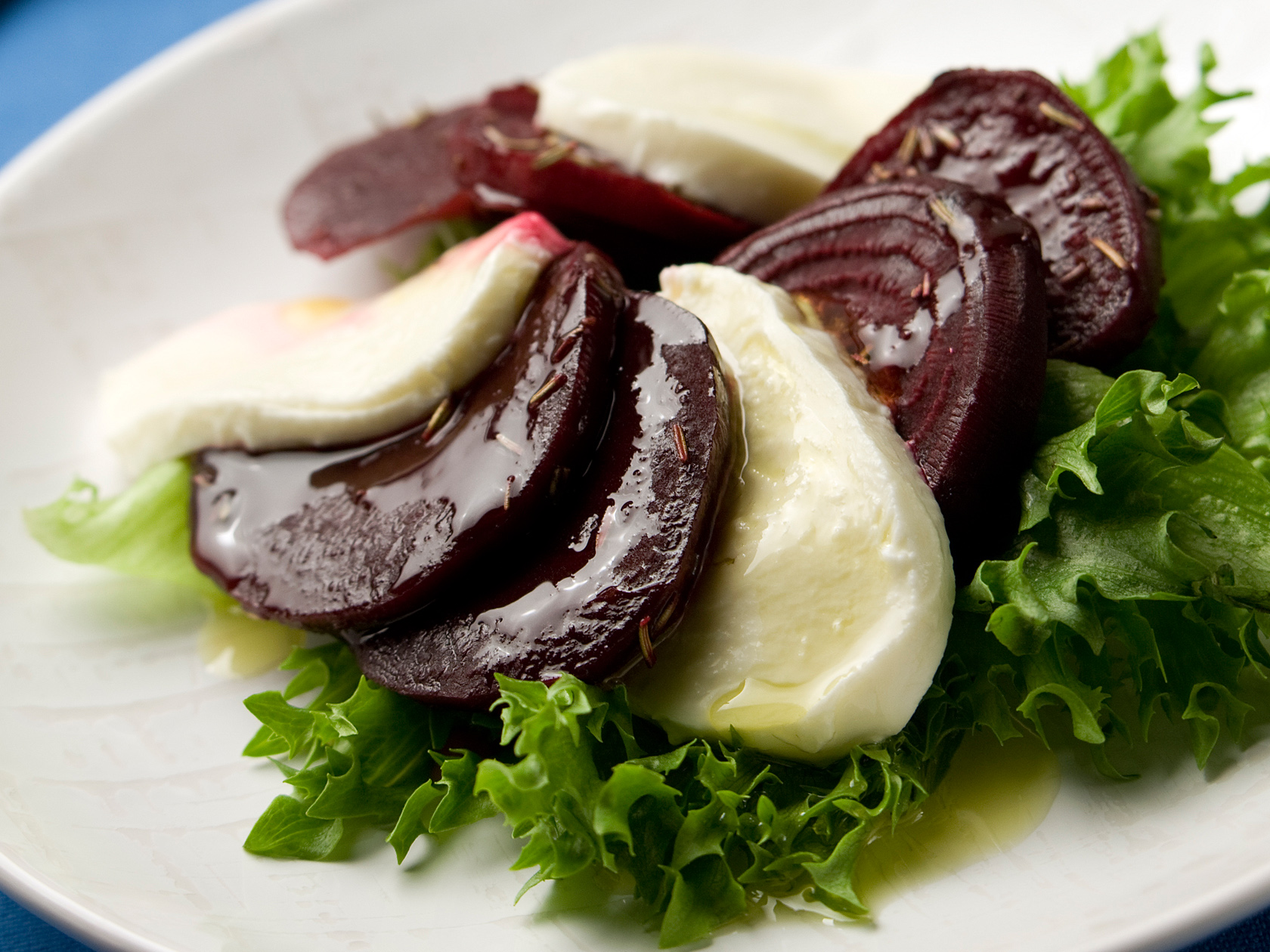 Punajuuri-mozzarellasalaatti