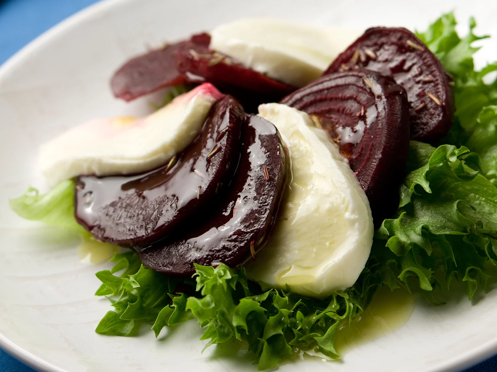 Punajuuri-mozzarellasalaatti