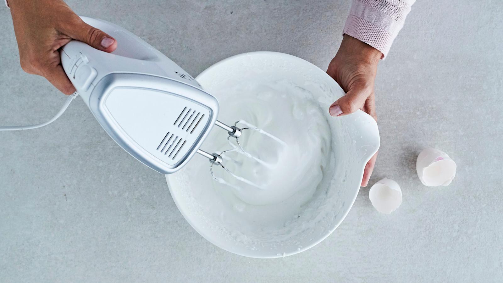 Vatkaa valkuaiset kovaksi vaahdoksi