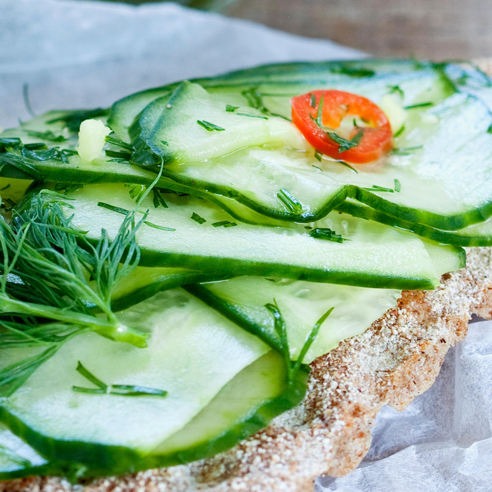 Chilillä ja inkiväärillä terävöitetyt hölskytyskurkut