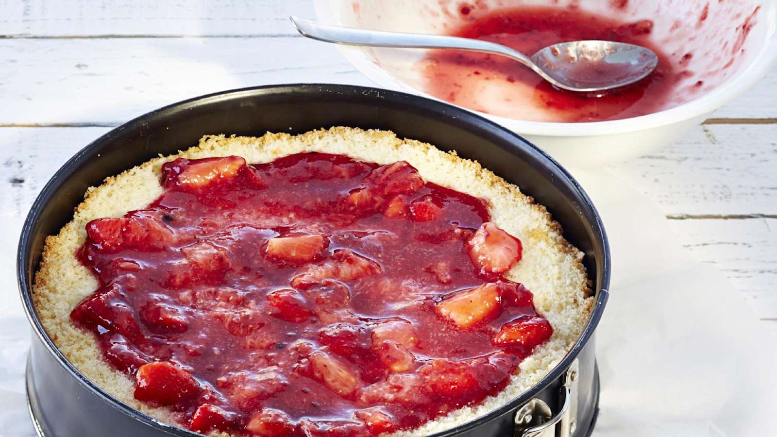 Levitä puolet mansikkatäytteestä alimmalle levylle ja levitä päälle kolmas osa kermaseoksesta.