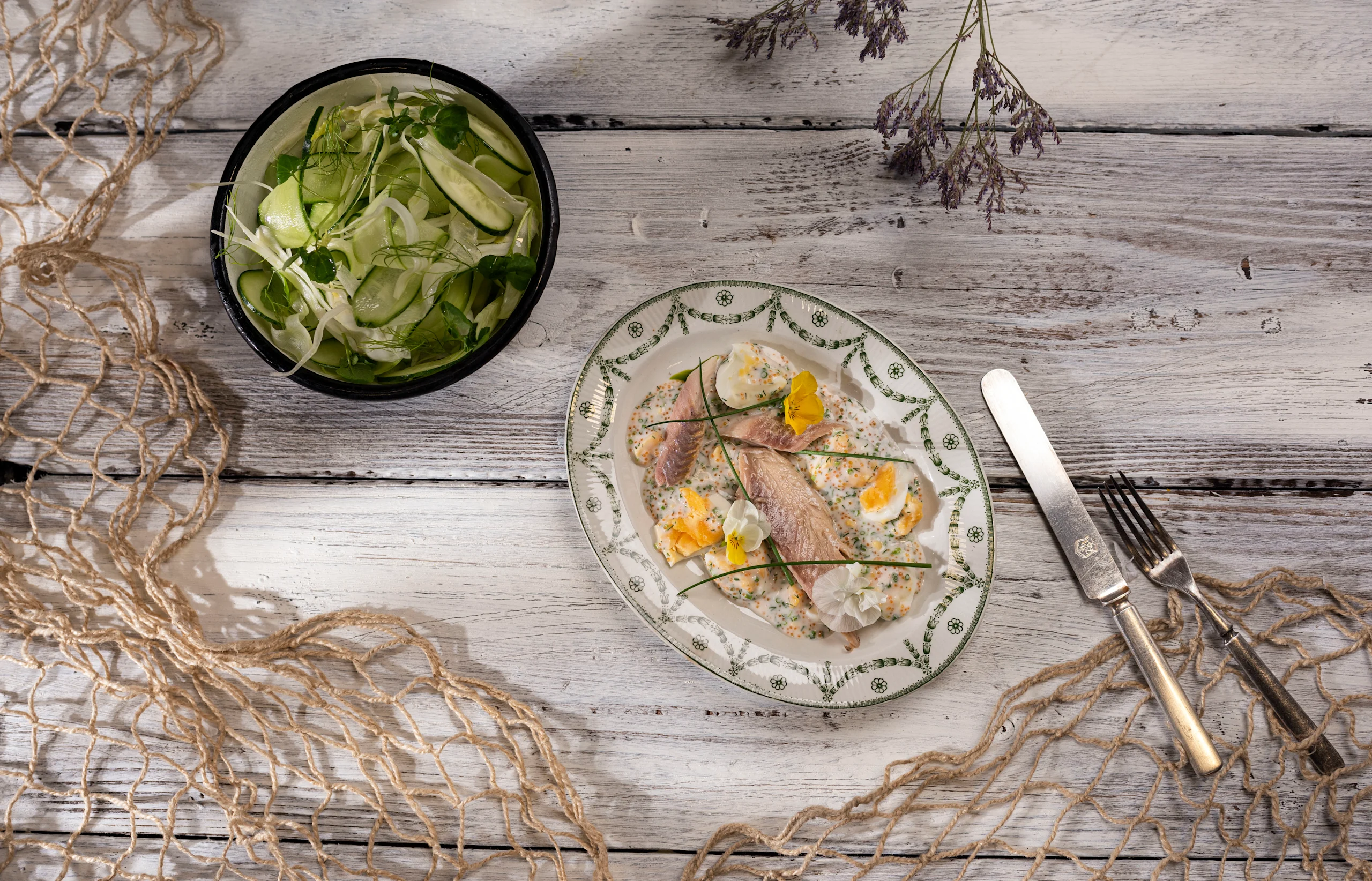 Savukala kuuluu Suomen kesäruokaklassikoihin. Klassinen kananmunakastike ja raikas fenkolilla maustettu kurkkusalaatti täydentävät kokonaisuuden.