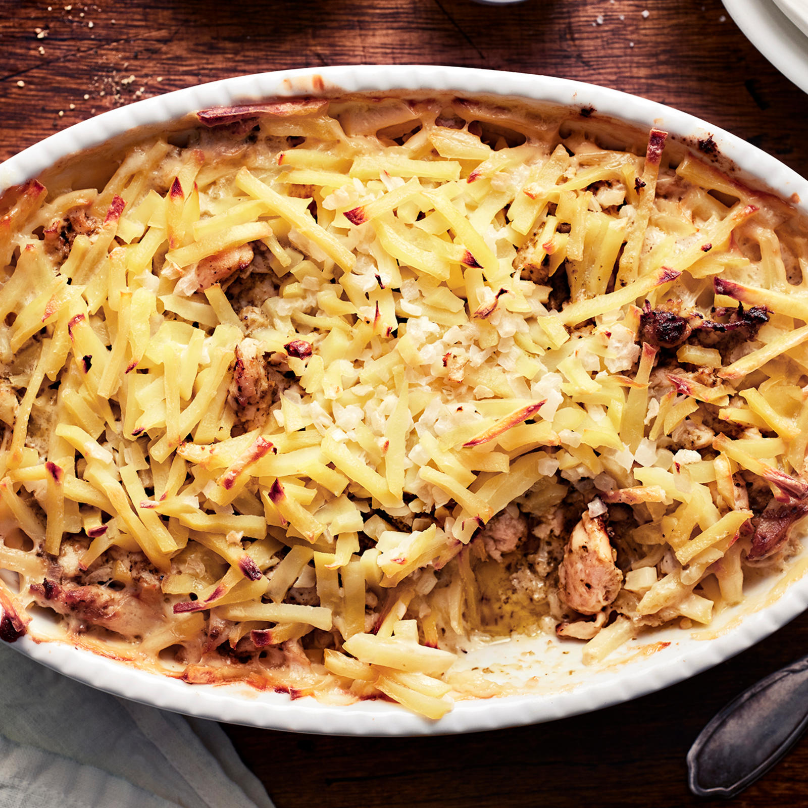 Helppoa broilerikiusausta maustavat vihreä pestokastike ja kolmen juuston ruokakerma. Tarjoa broilerikiusaus raikkaan salaatin kanssa.