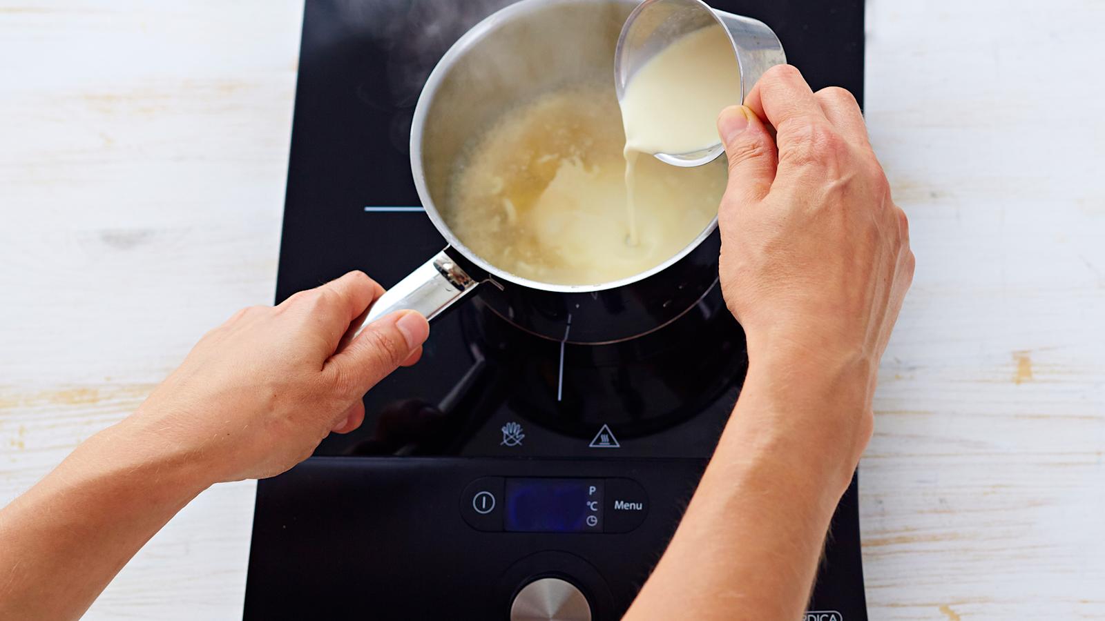 Siivilöi kastikepohja kattilaan ja lisää kerma. Kiehauta.