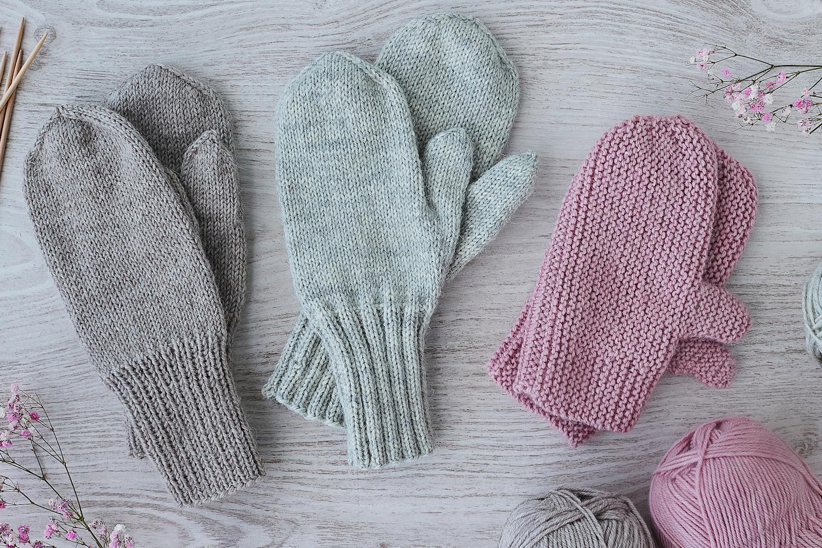 Kolmella eri tavalla tehdyt lapaset: kiila- ja aukkopeukalo, sekä poikittain neulotut lapaset.