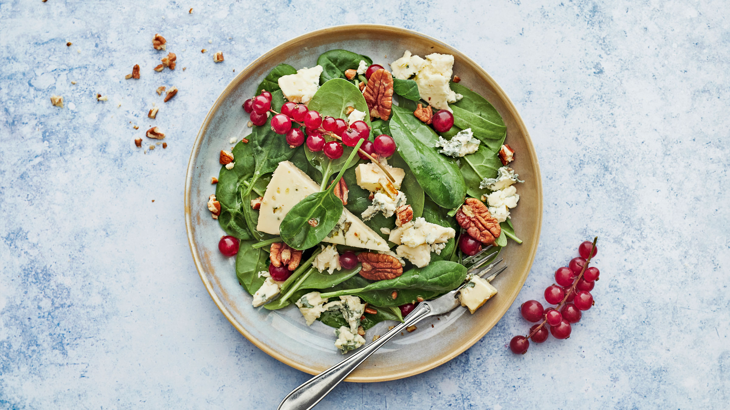 Sinihomejuusto-punaherukkasalaatti