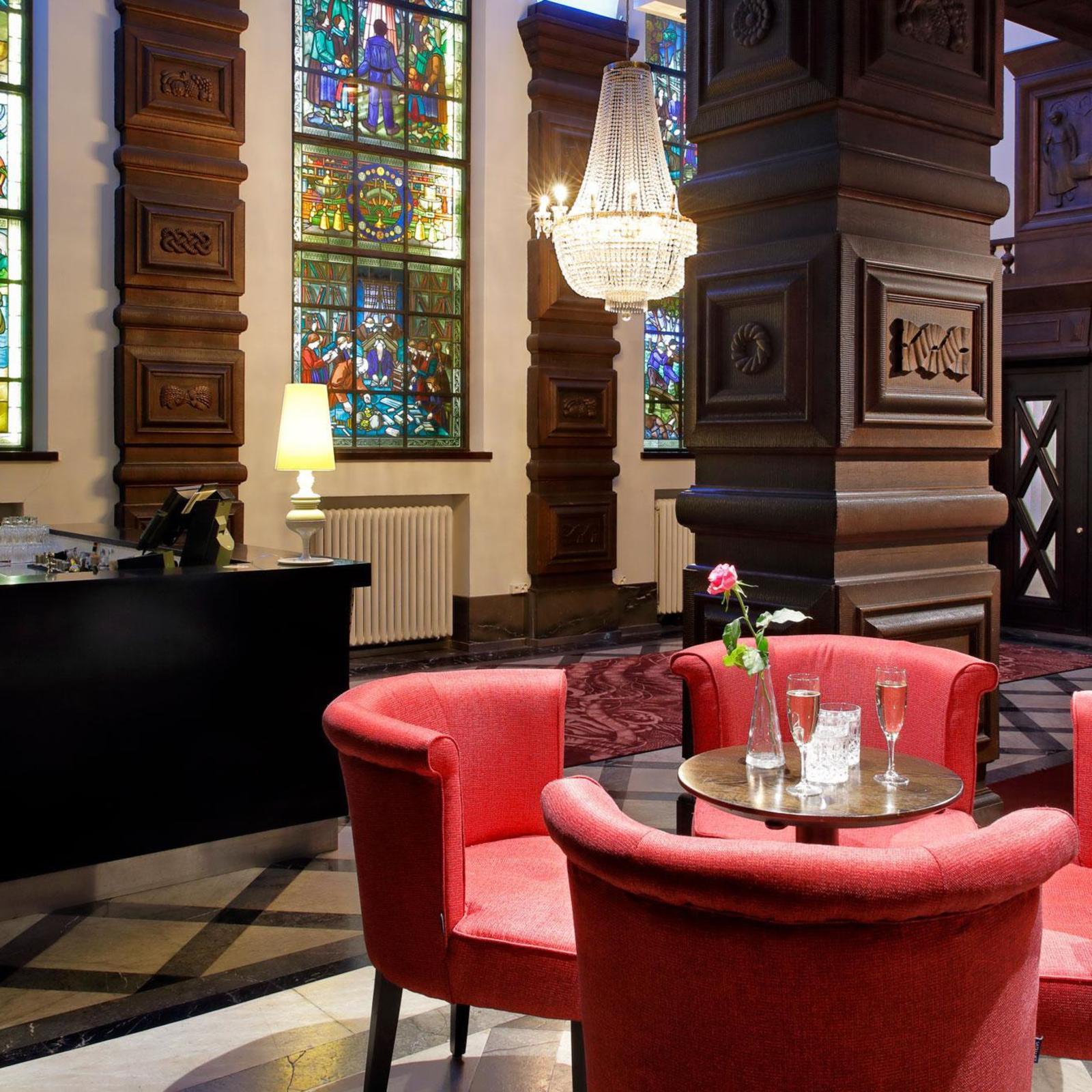 Juhon salissa sijaitsee Juho Rissasen ainutlaatuinen lasitaideteos.