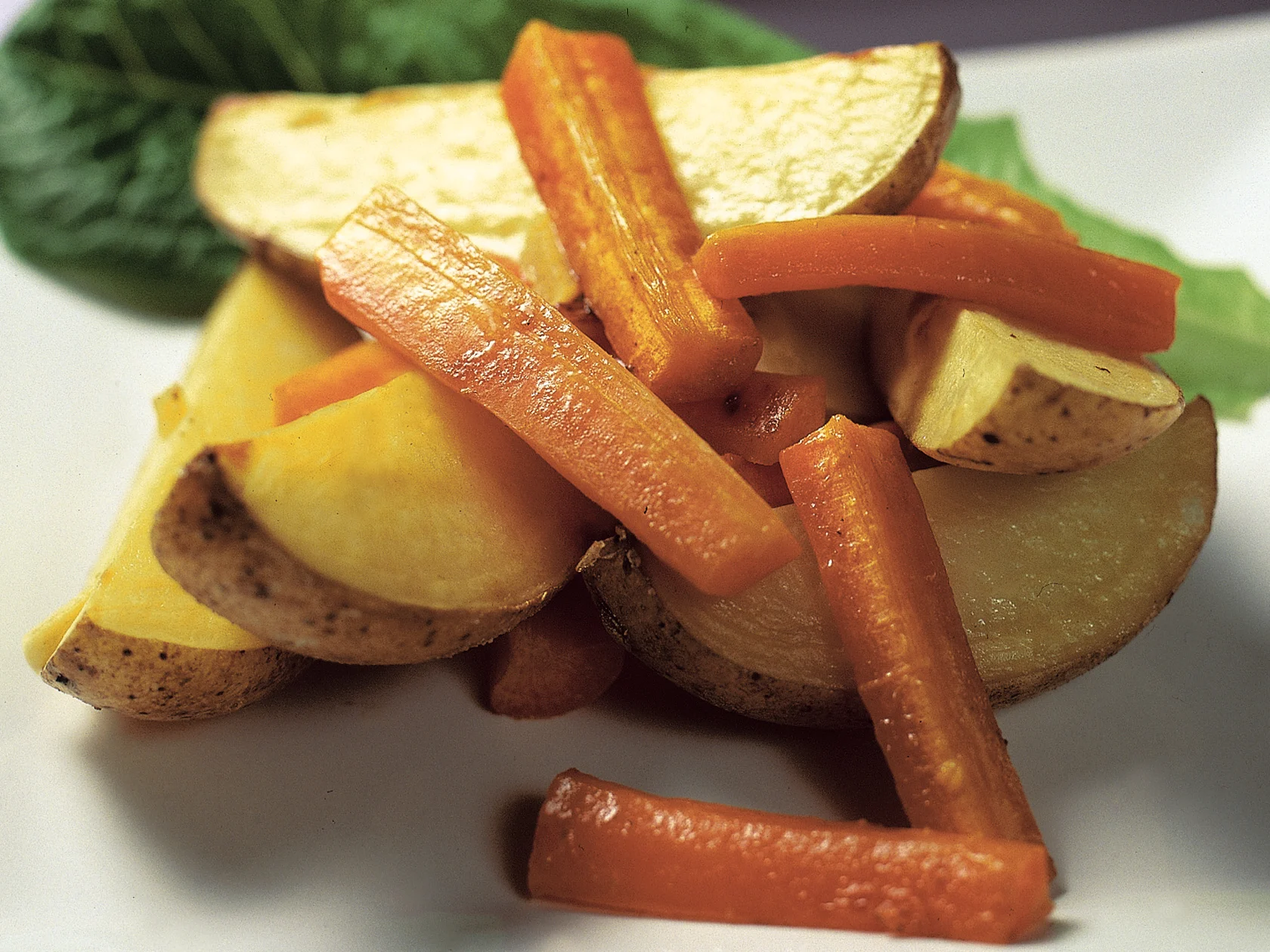 Lohkoperunat ja uuniporkkanat