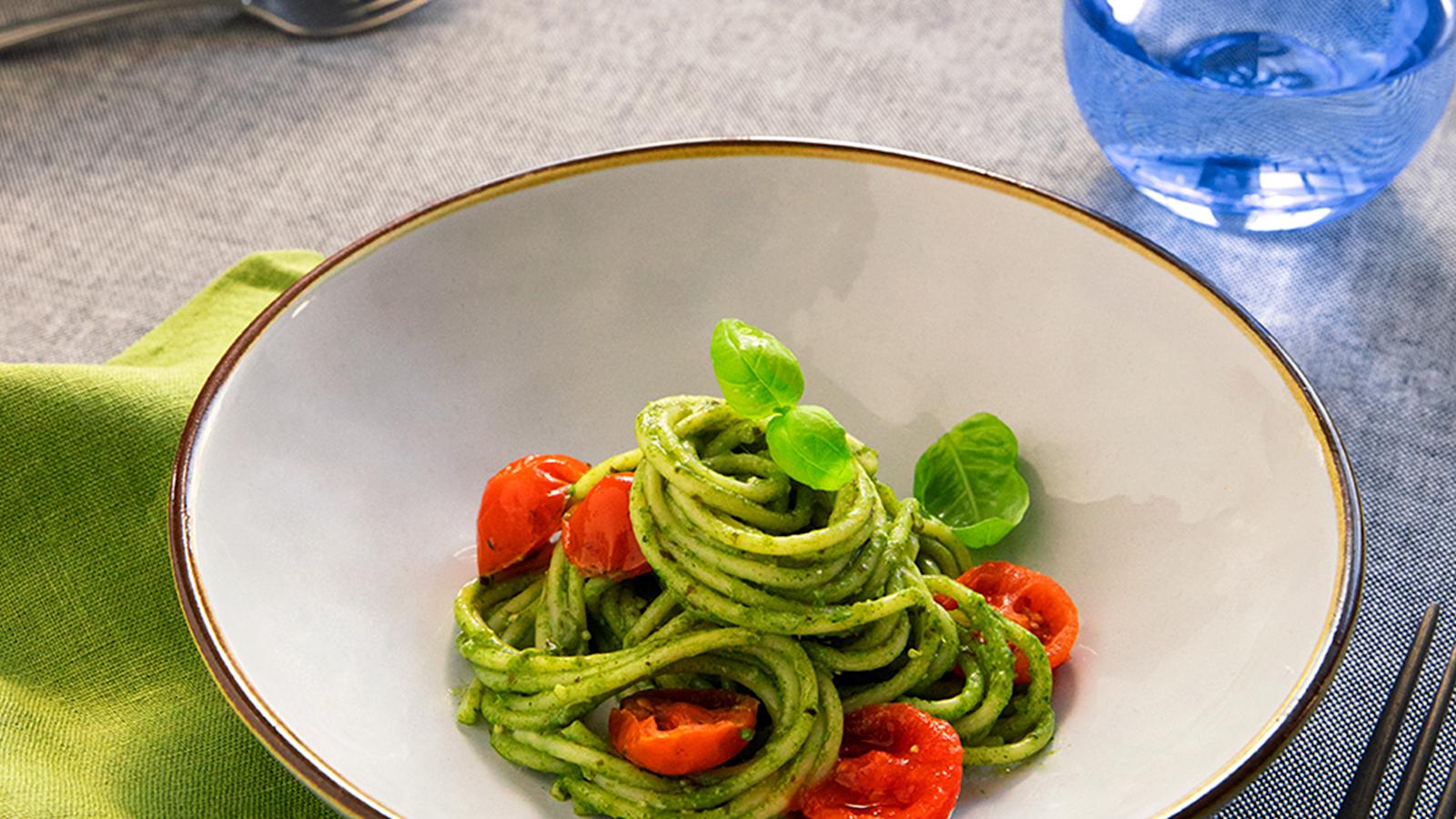 Barilla® Spaghettia, paahdettuja tomaatteja ja pestoa