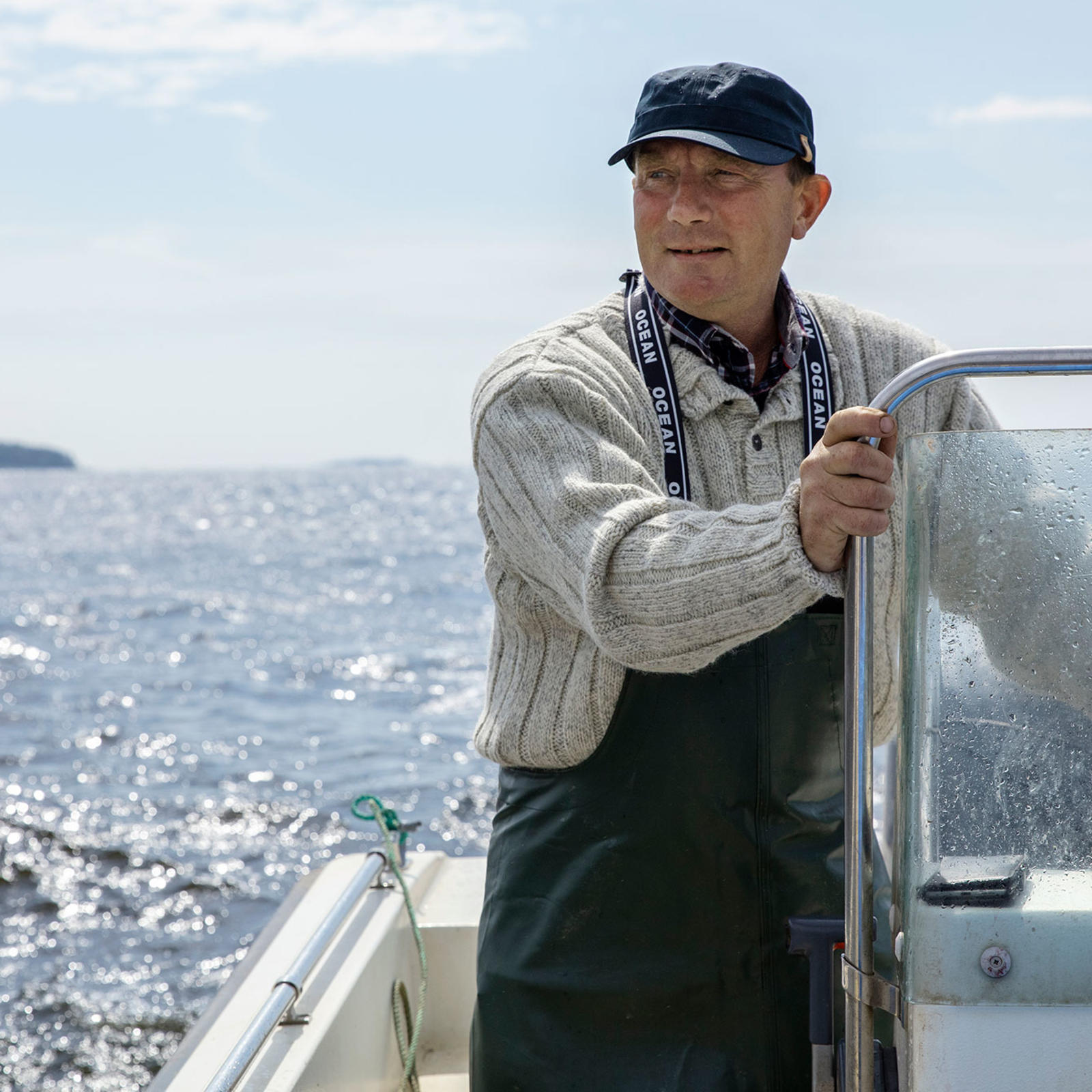 Itämeren tilan koheneminen itäisellä Suomenlahdella ilahduttaa kalastaja Mikael Lindholmia. Hän nauttii työpäivistä uivassa konttorissaan.