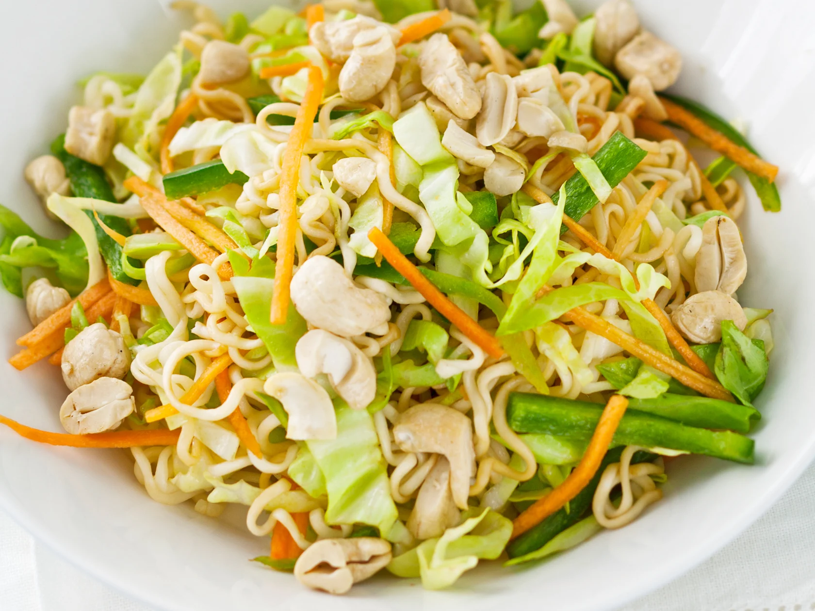 Kaali-nuudelisalaatti