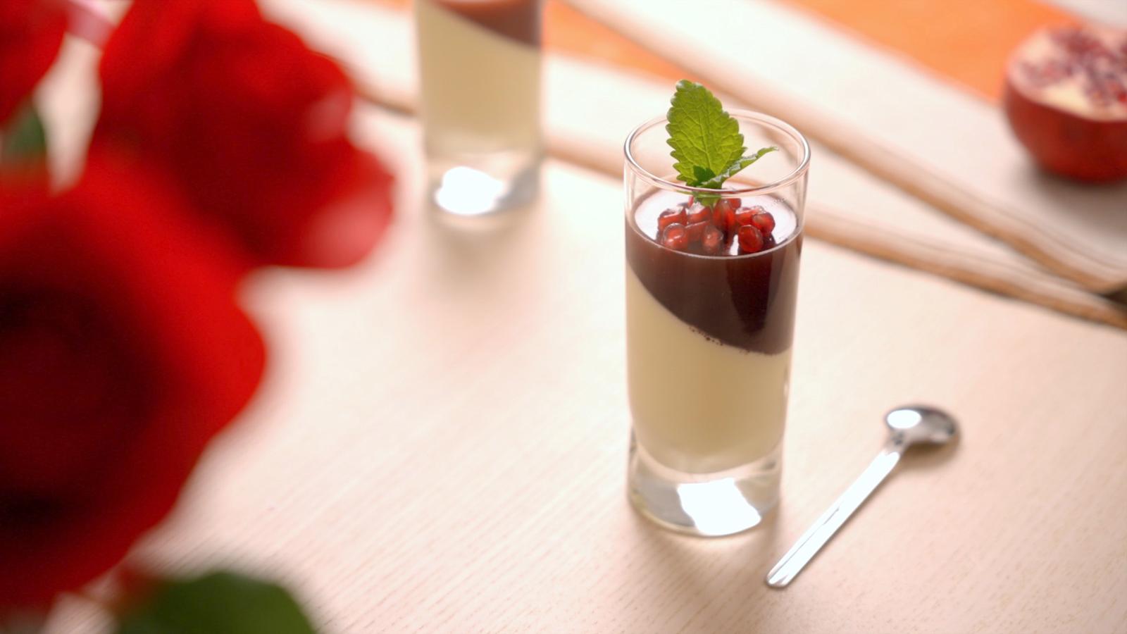 Granaattiomena-pannacotta