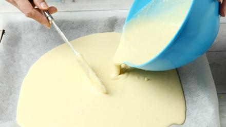 Kaada taikina leivinpaperilla vuoratulle pellille. Paista pohjaa 200-asteisessa uunin keskitasossa 12 minuuttia puolikypsäksi.