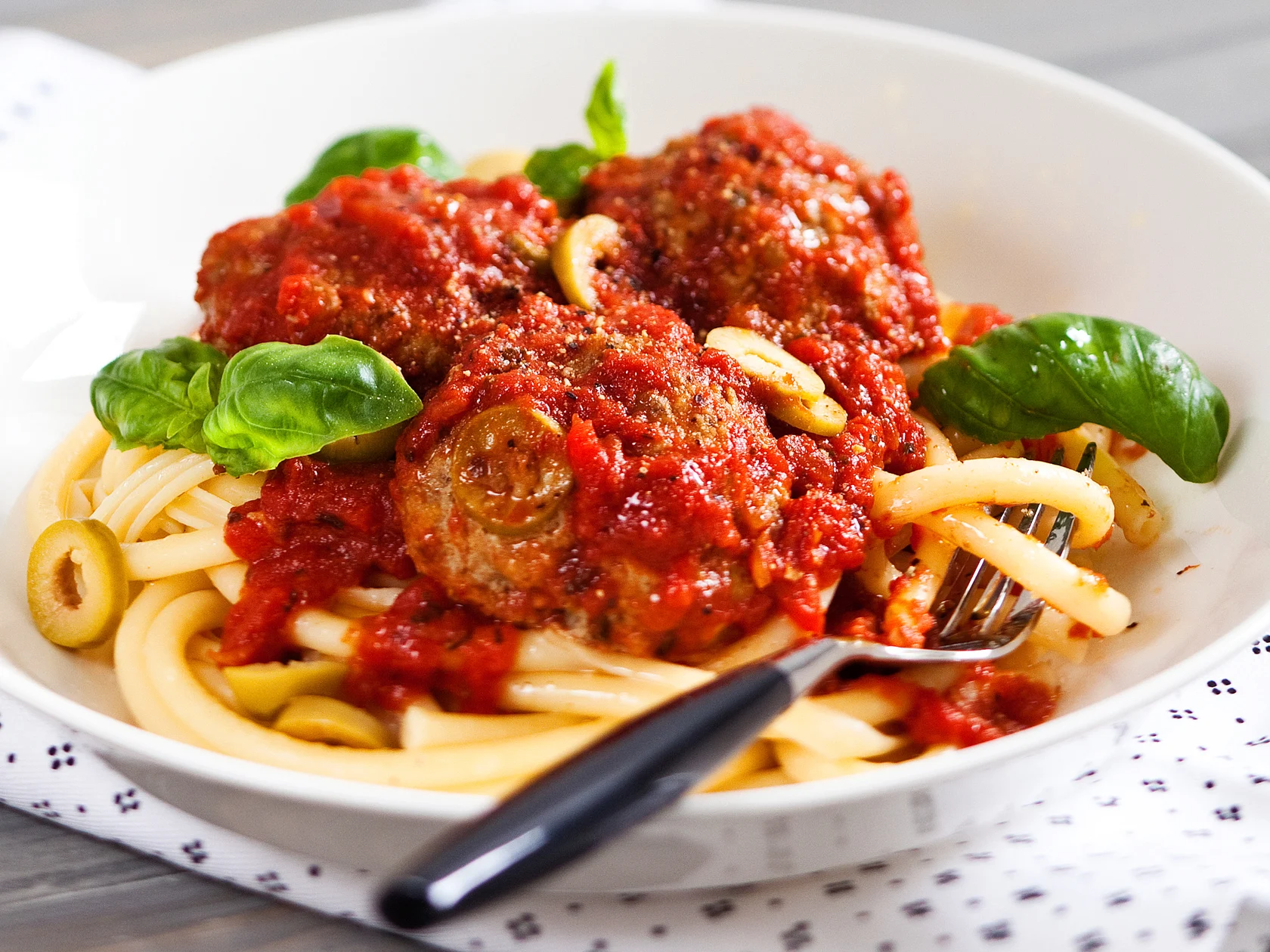 Lihapullat tomaatti-chilikastikkeessa