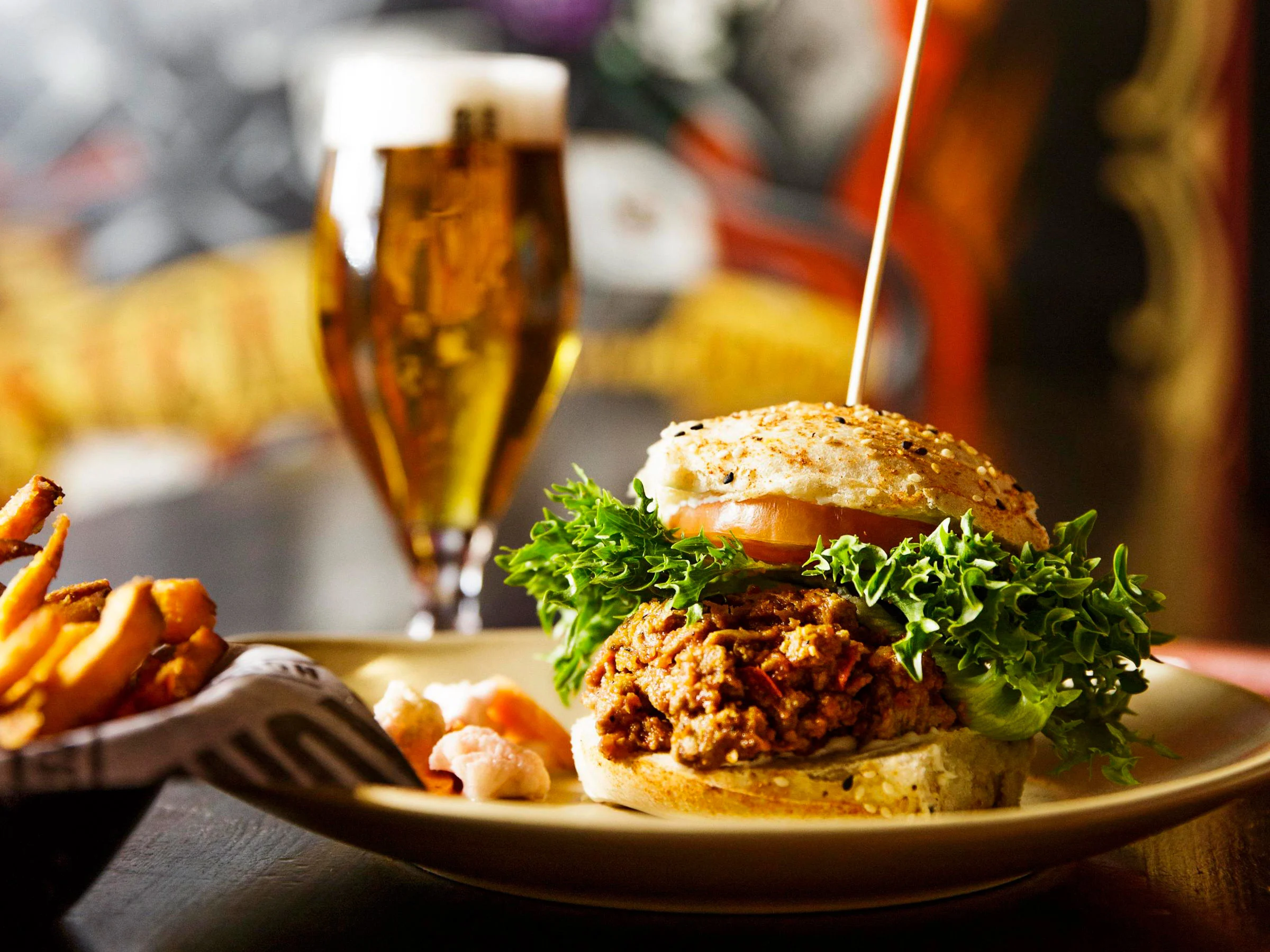 "Käsittääkseni vastaavaa burgeria ei ole tarjolla muualla Helsingissä", sanoo Virosta Suomeen seitsemän vuotta sitten muuttanut vuoromestari Enrico Kubi.