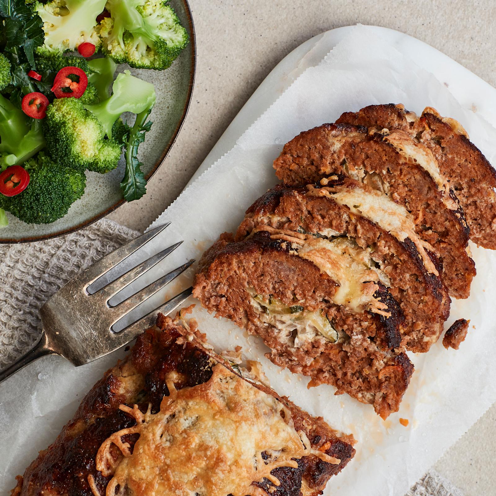 Kesäkurpitsalla täytetty jauhelihamureke