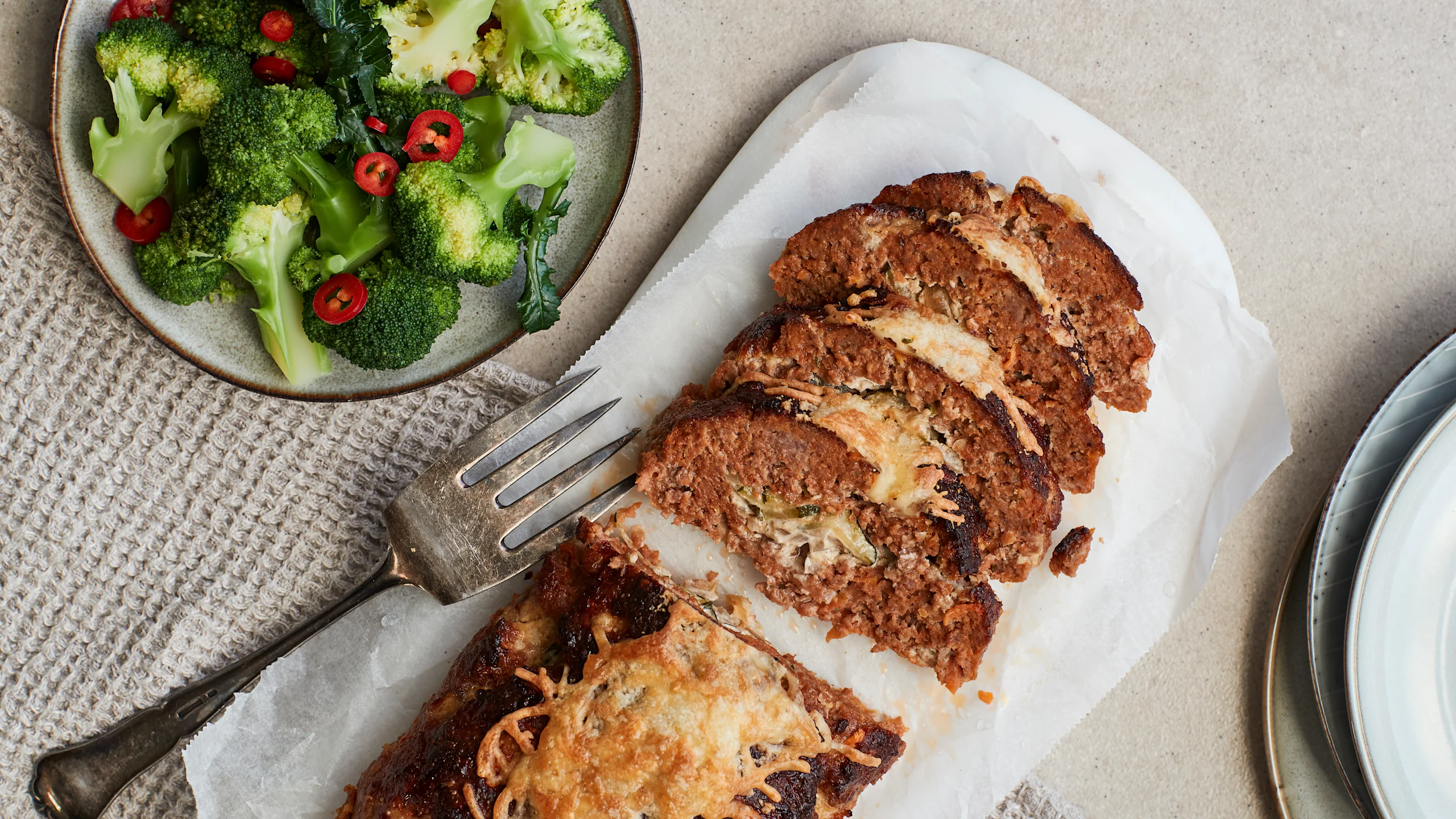 Kesäkurpitsalla täytetty jauhelihamureke