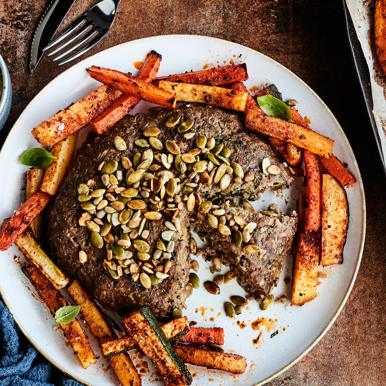 Kesäkurpitsa-jauhelihapihvit ja cajunkasvikset