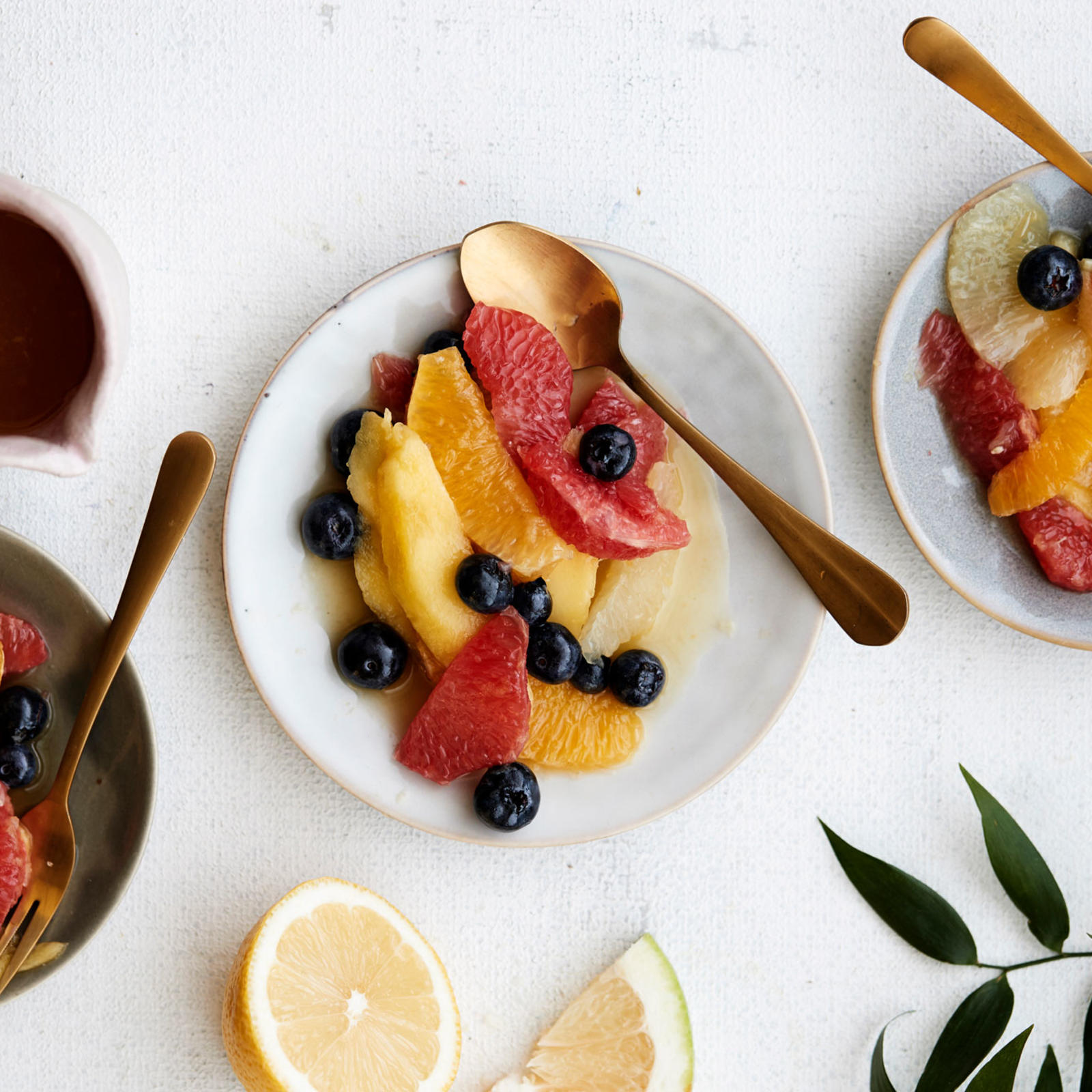 Raikas hedelmäsalaatti inkivääri-sitrusliemellä