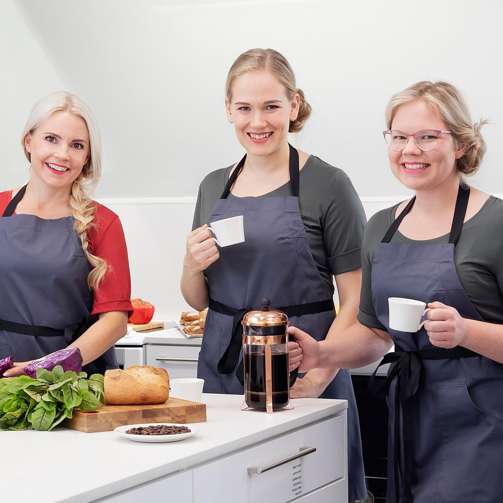 S-ryhmän kokeilukeittiössä on aina suosittu terveellisiä valintoja. Ravitsemussitoumuksen myötä ne nousevat entistäkin tärkeämpään rooliin. Työpöydän äärellä Anni Kulju, Anne Ponkkonen, Henriikka Hankamäki ja Hanne Penttinen.