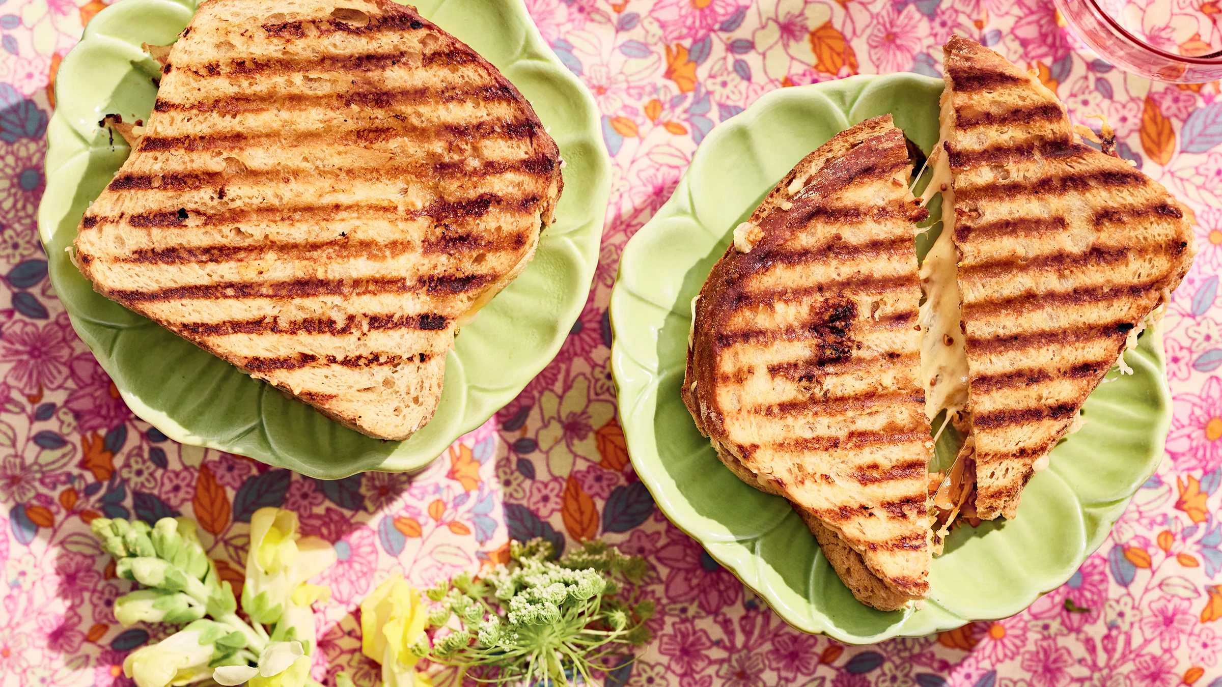 Grillatut juustoleivät eli grilled cheese sandwich