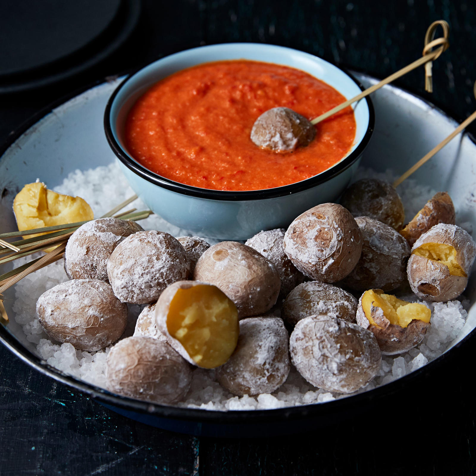 Papas arrugadas ja Mojo Rojo -kastike