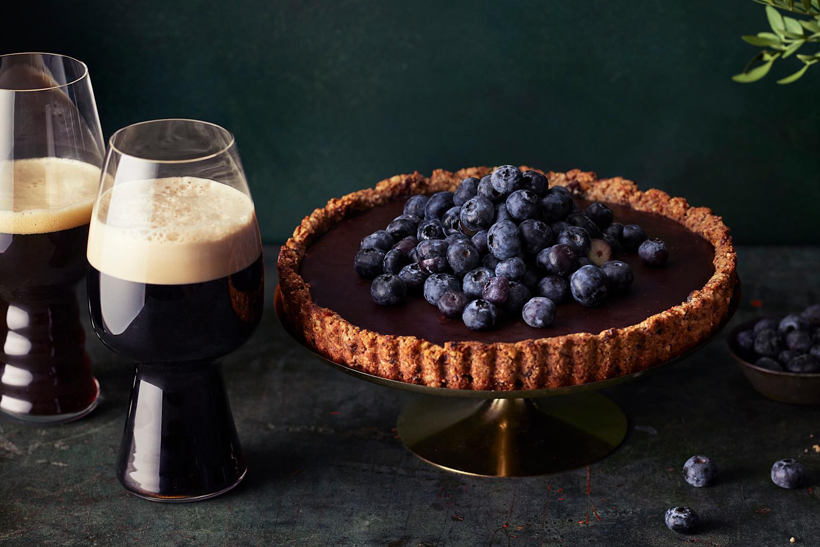 Vegaaninen suklaatorttu ja kaksi olutlasia