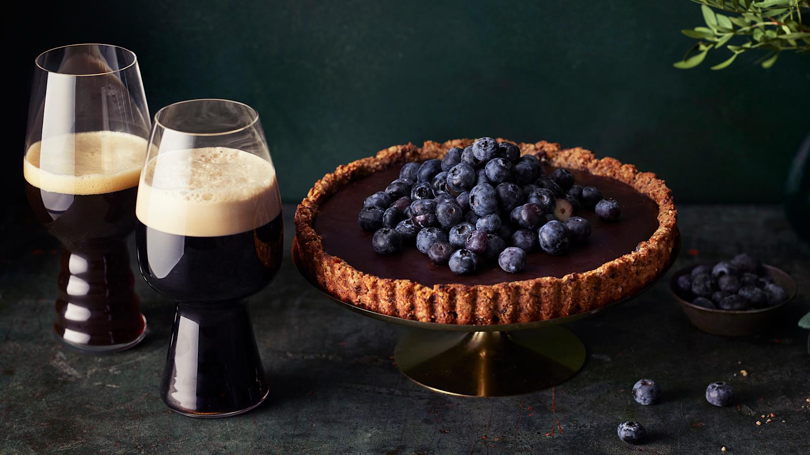 Vegaaninen suklaatorttu ja kaksi olutlasia