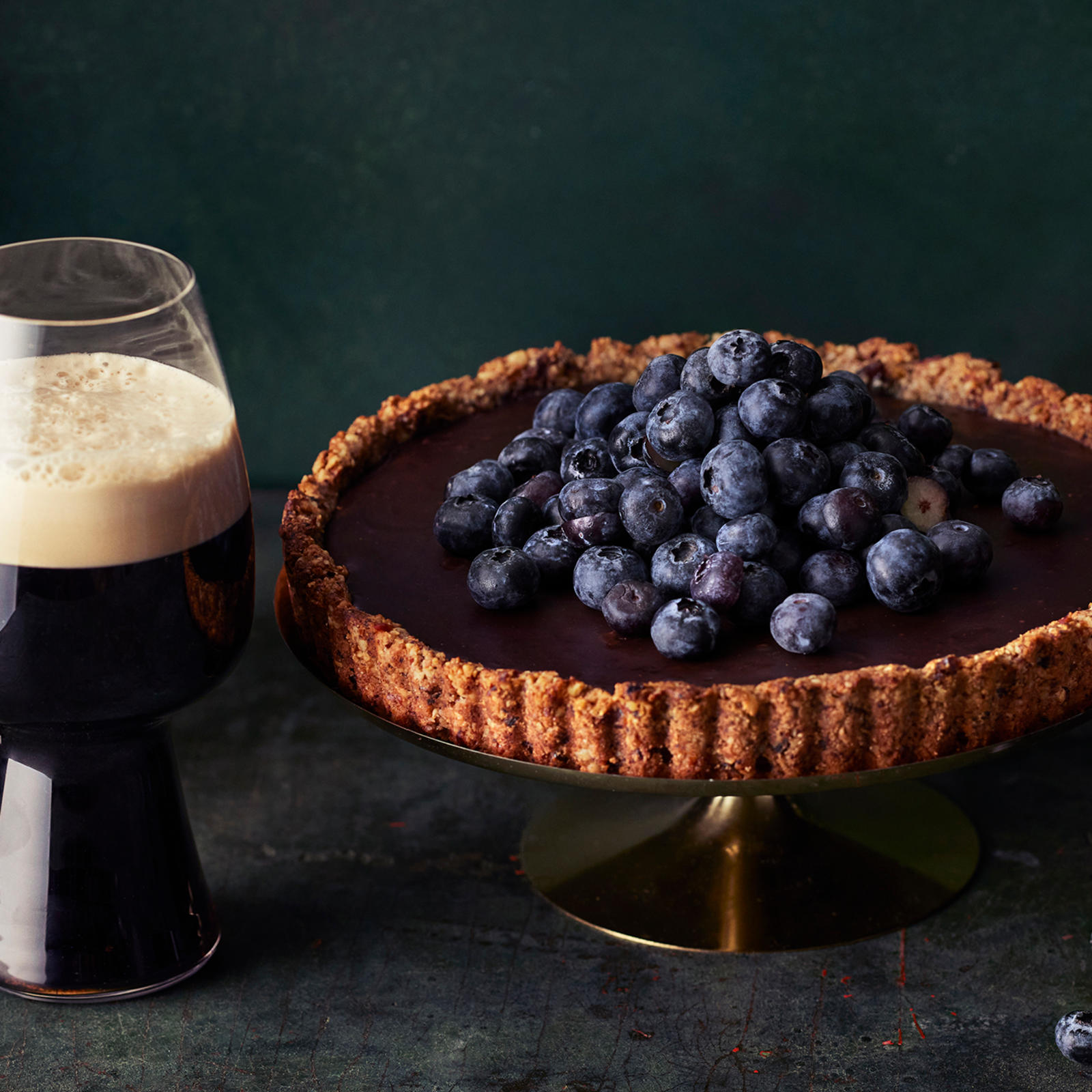 Vegaaninen suklaatorttu ja kaksi olutlasia