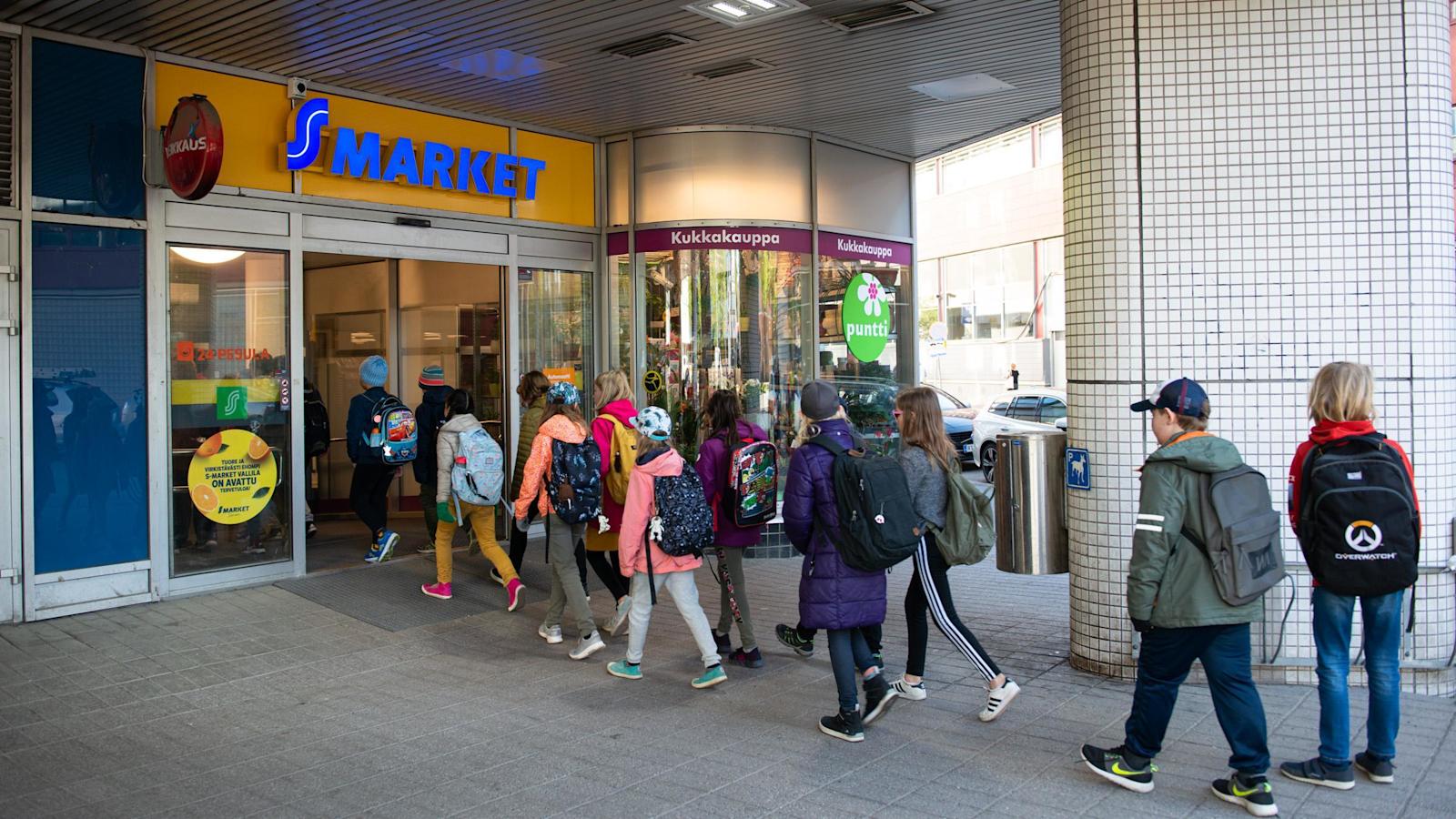 Meilahden ala-asteen neljäsluokkalaiset matkalla kauppaan.
