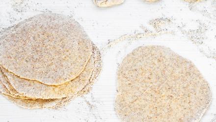 Kauli taikinapalat jauhoja apuna käyttäen pyöreiksi kiekoiksi. Kokoa pinoon, ripottele väliin jauhoja ja peitä kelmulla.