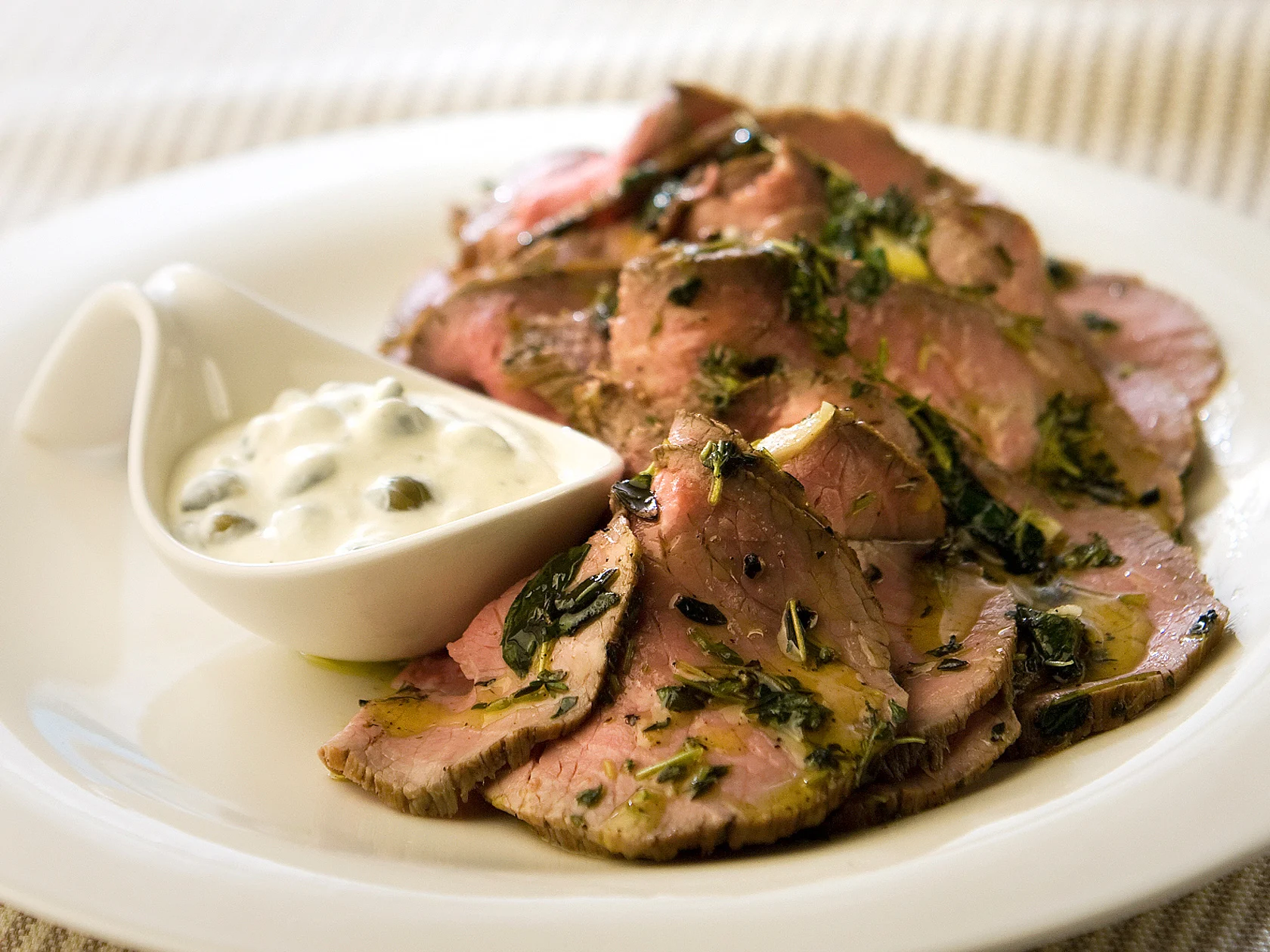 Marinoitu paahtopaisti ja piparjuuri-kapriskastike