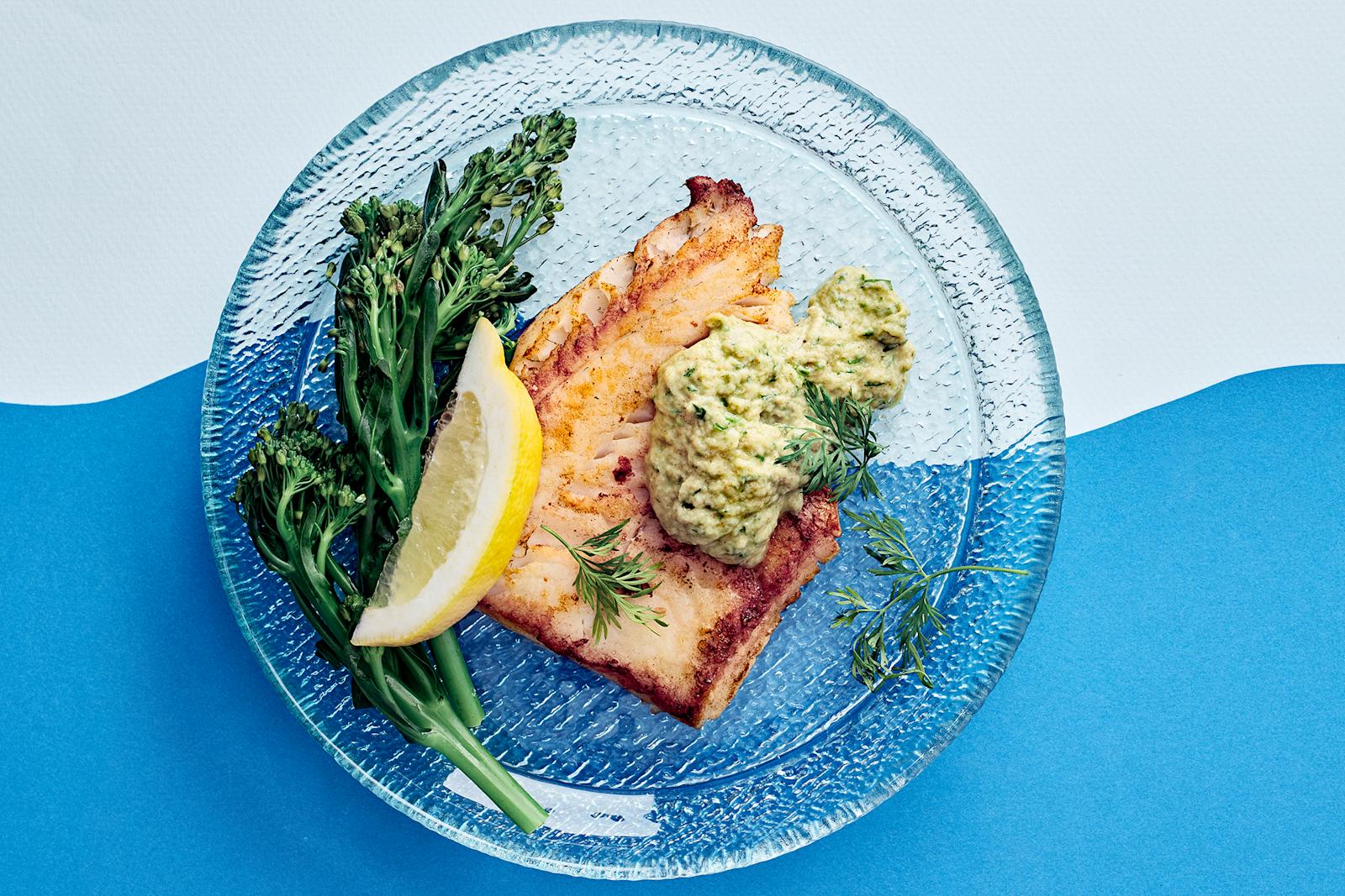 Paistettu kuhafilee ja ruskistettu tilli-voimajoneesi