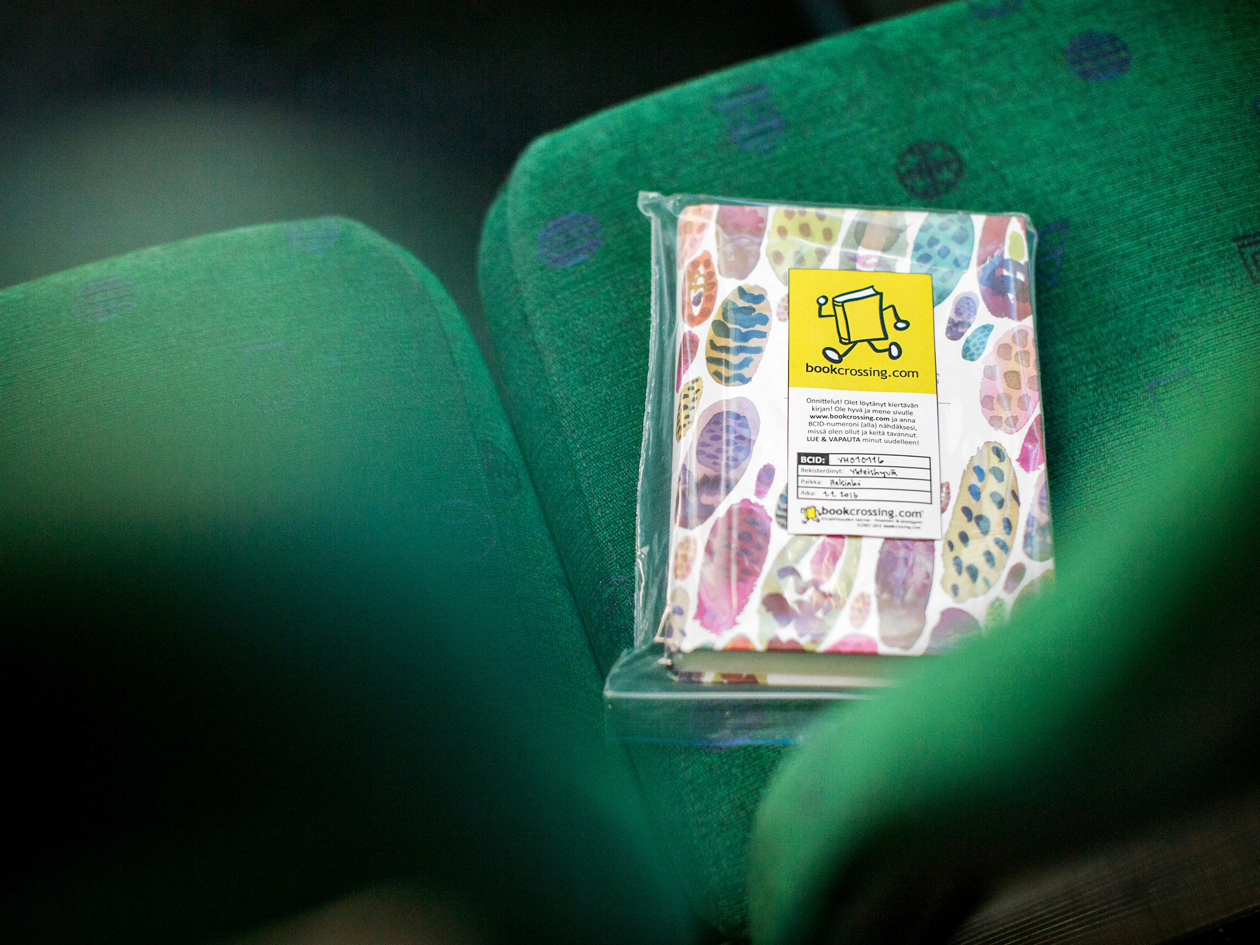 BookCrossing vapauttaa kirjat kirjahyllystä