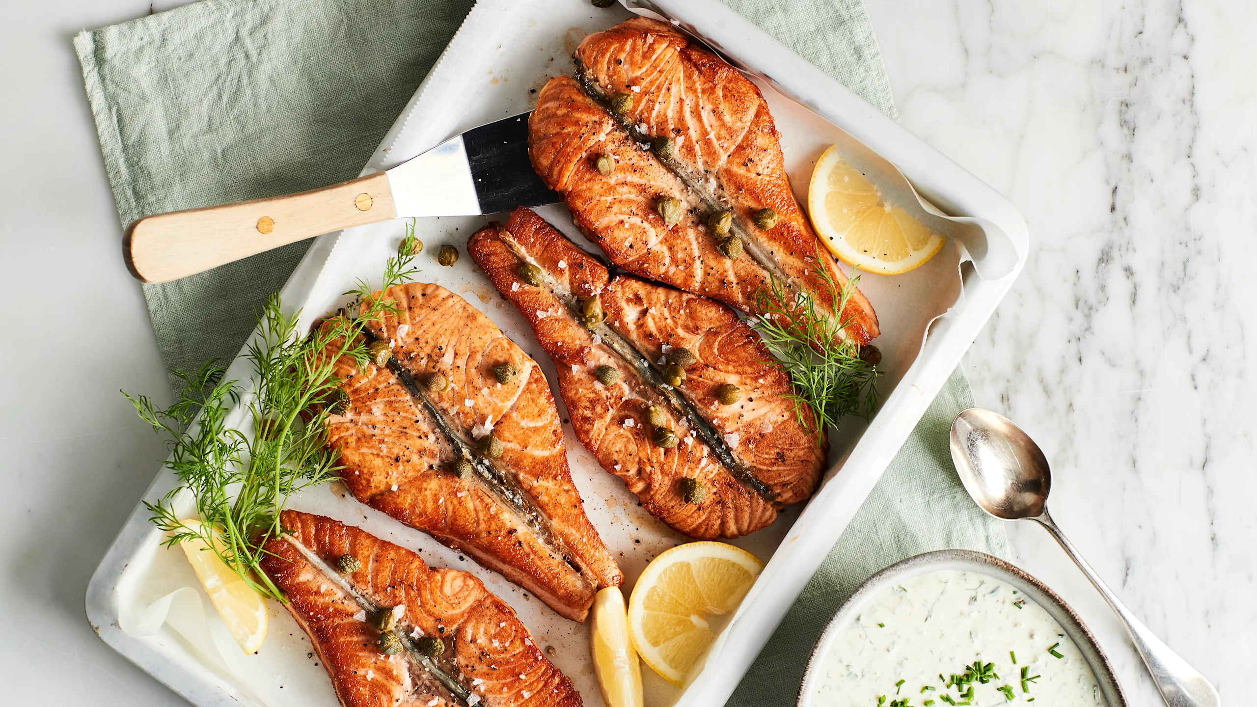 Lohimedaljongit ja ranskankermakastike