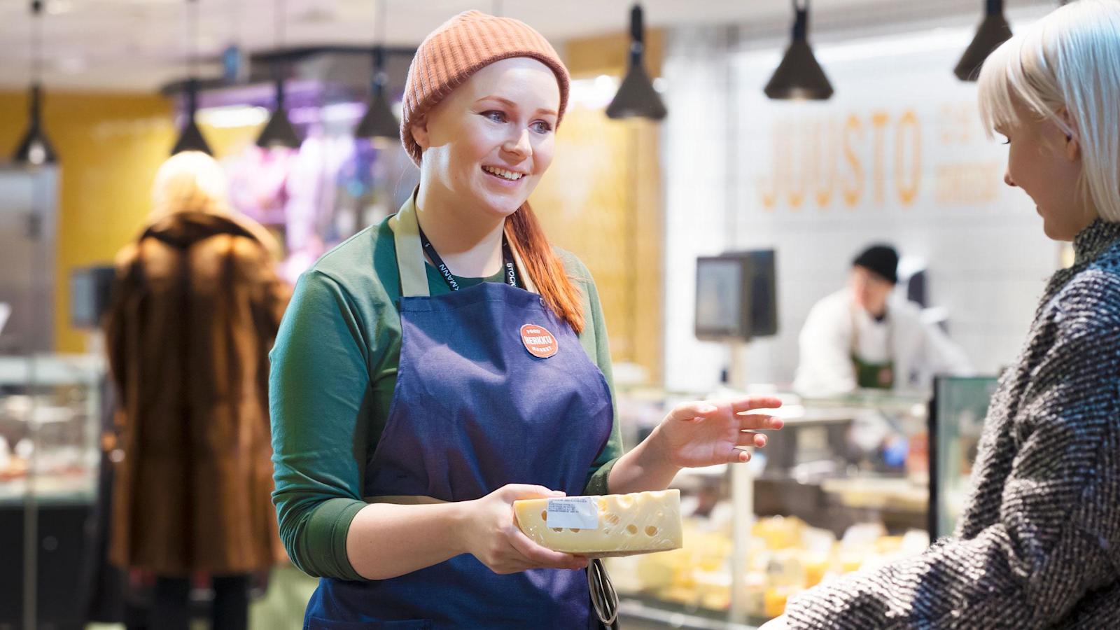 Myös tulevaisuuden kaupassa tarvitaan ihmisistä asiakkaiden auttajana.