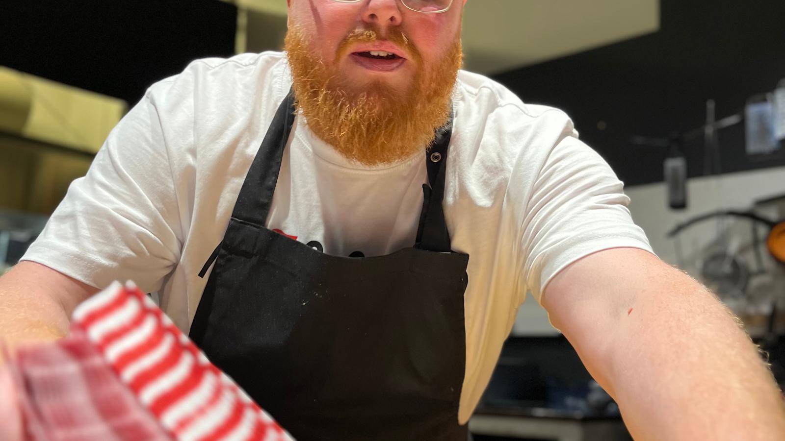 Roy Norrolla piti kiirettä, kun hän valmisteli Kalatassuja ruokatoimittajien maisteltavaksi.