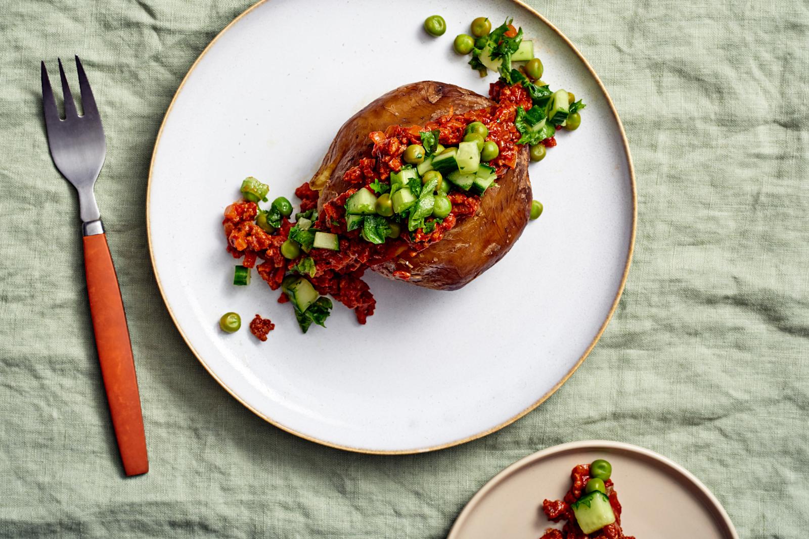 Uuniperuna jauhelihatäytteellä